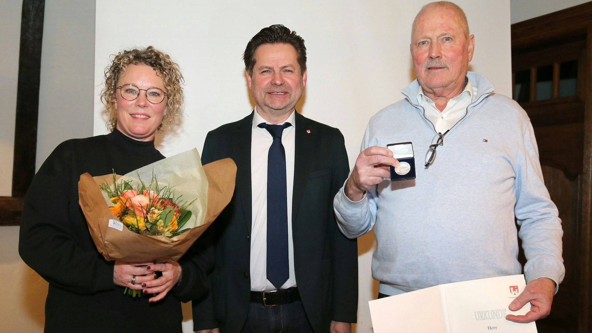 Wiehls Bürgermeister Ulrich Stücker übergibt den Silbernen Wiehltaler an Eberhard Klein (r.), in Anwesenheit von dessen Tochter Nicole Klein.