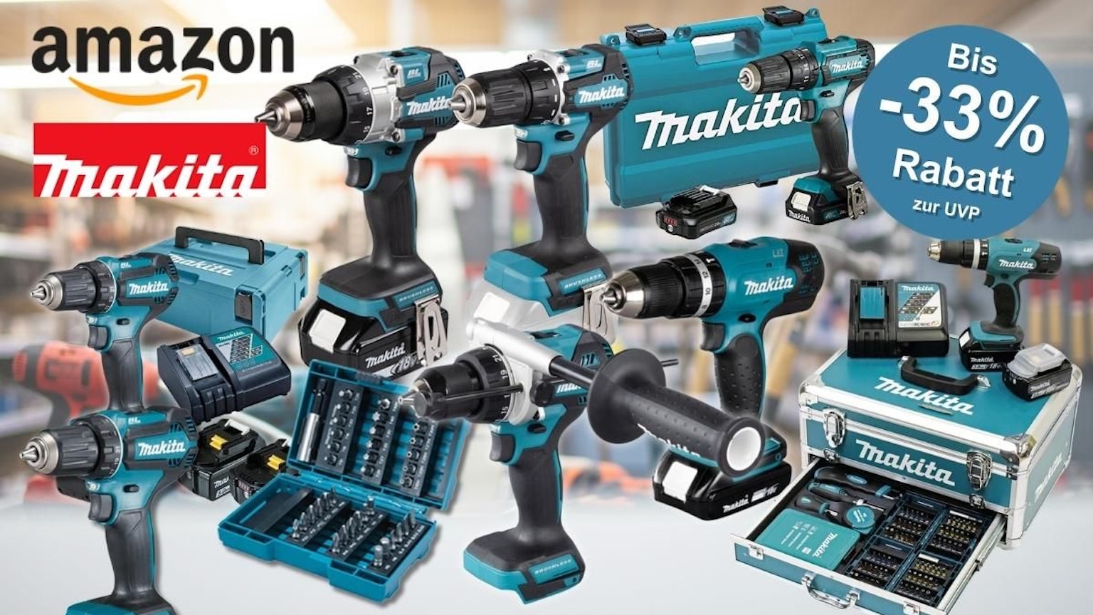 Makita Werkzeug wie Akku-Bohrschrauber und Akku-Schlagbohrschrauber und Zubehör vor einem Werkstatt Hintergrund mit Werkzeug in Regalen.