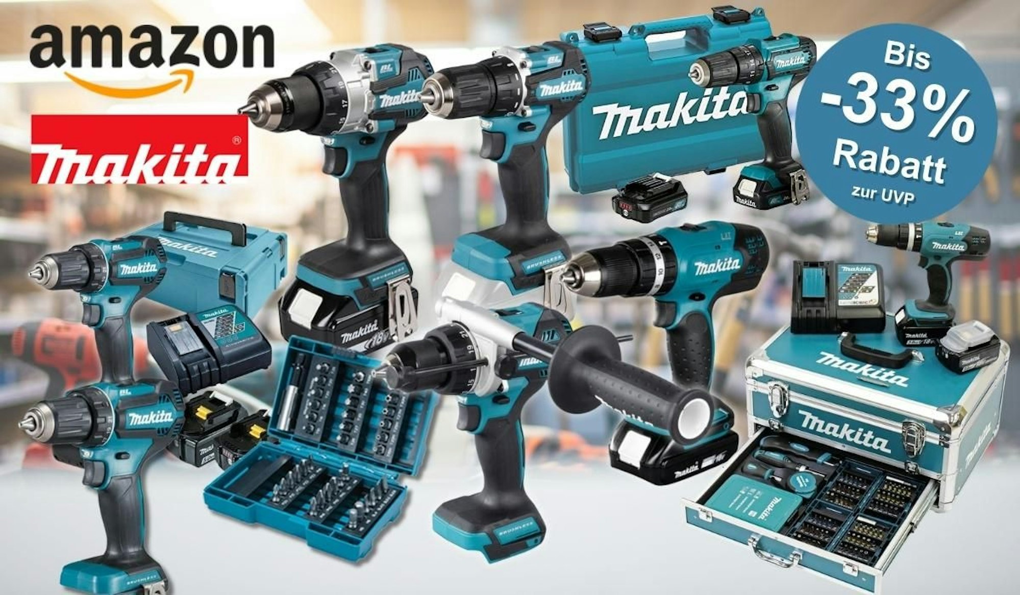 Makita Werkzeug wie Akku-Bohrschrauber und Akku-Schlagbohrschrauber und Zubehör vor einem Werkstatt Hintergrund mit Werkzeug in Regalen.