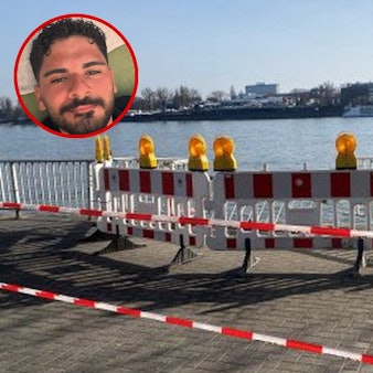 Absperr-Barken sichern eine Unfallstelle am Kölner Rheinufer