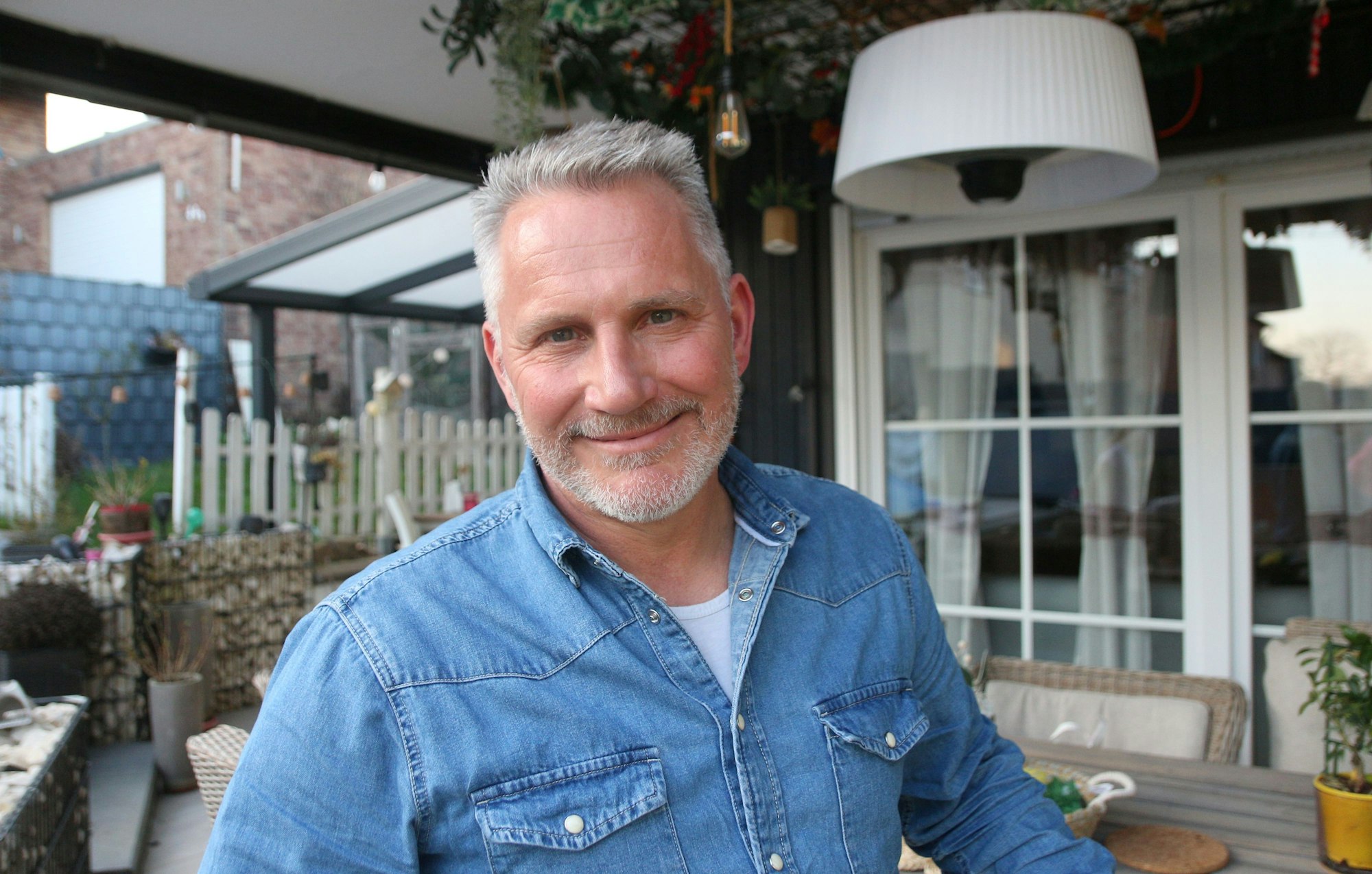 Ein Mann mit Bart lächelt in die Kamera.