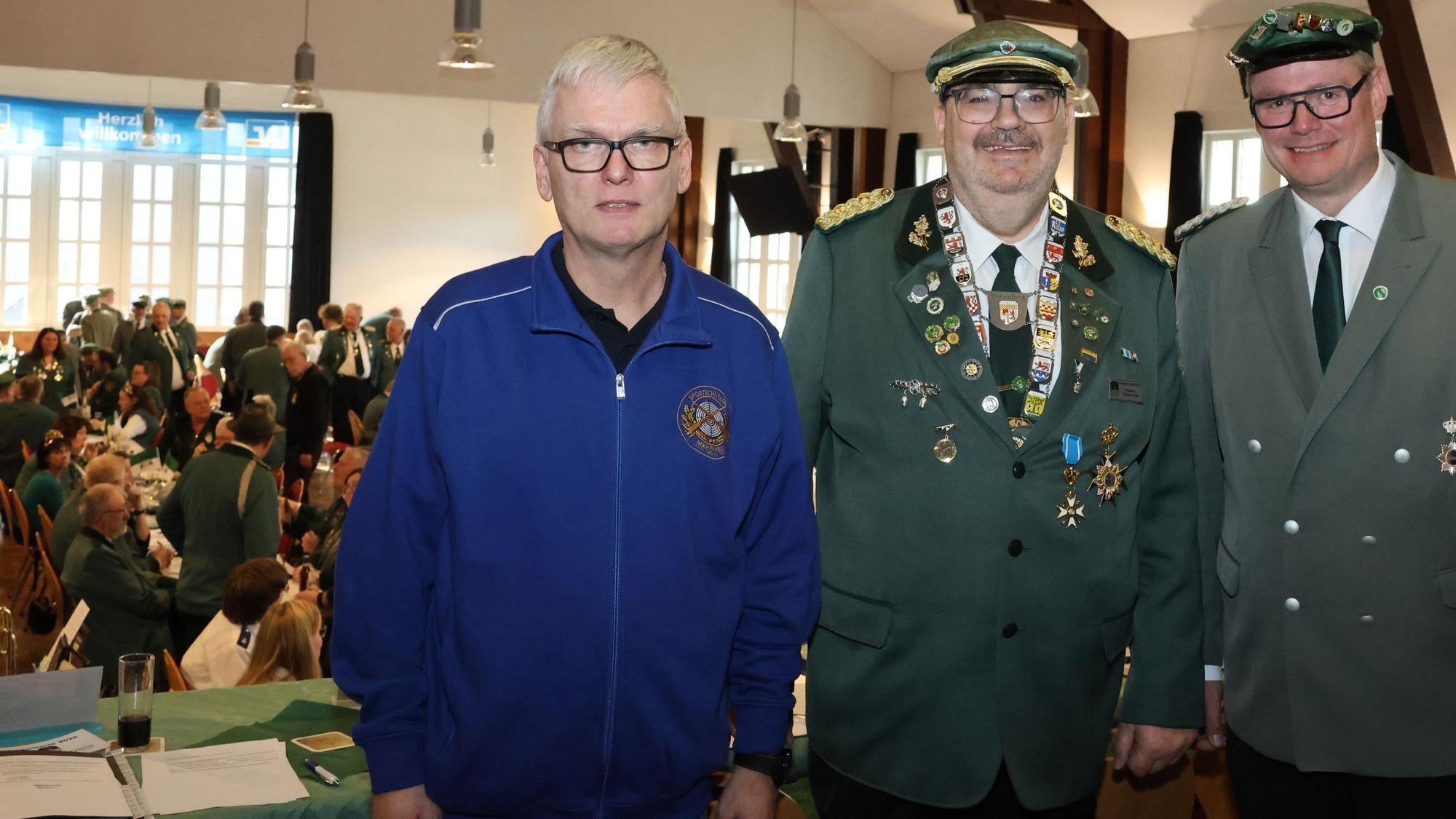 In Bergneustadt begrüßte Thomas Ufer (Mitte), Präsident des Oberbergischen Schützenbundes, die beiden neuen Mitgliedsvereine aus Marienheide und Gummersbach um Bernd Sorge (links) und Markus Brand (rechts).