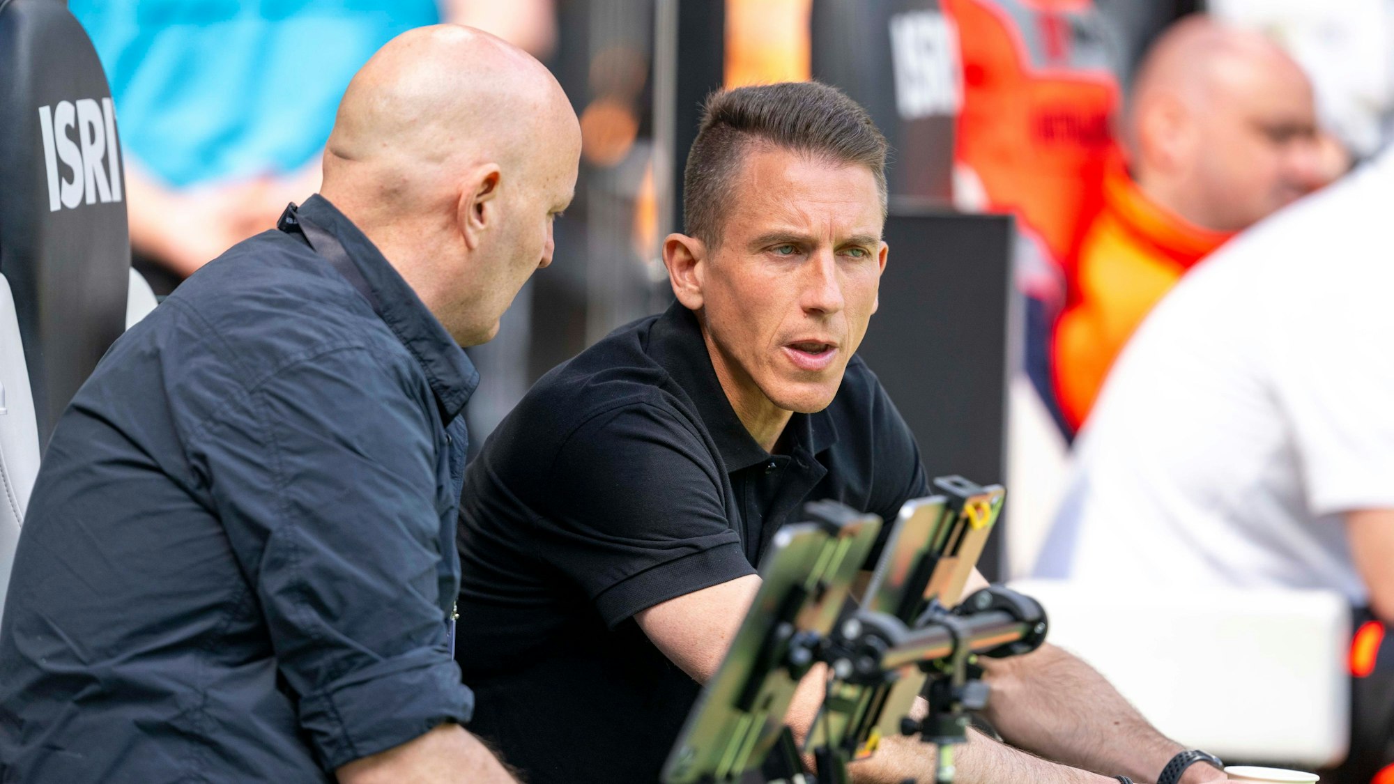 Auf der Wolfsburger Bank sitzen Peter Christiansen und Daniel Bauer.