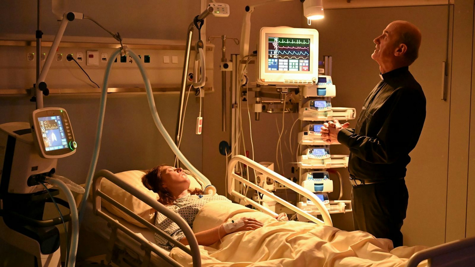 Was für ein Drama in „Frühling“: Pfarrer Sonnleitner (Johannes Herrschmann) bangt betend um das Leben von Heidrun Niedermayer (Catalina Navarro Kirner). (Bild: ZDF/Barbara Bauriedl)