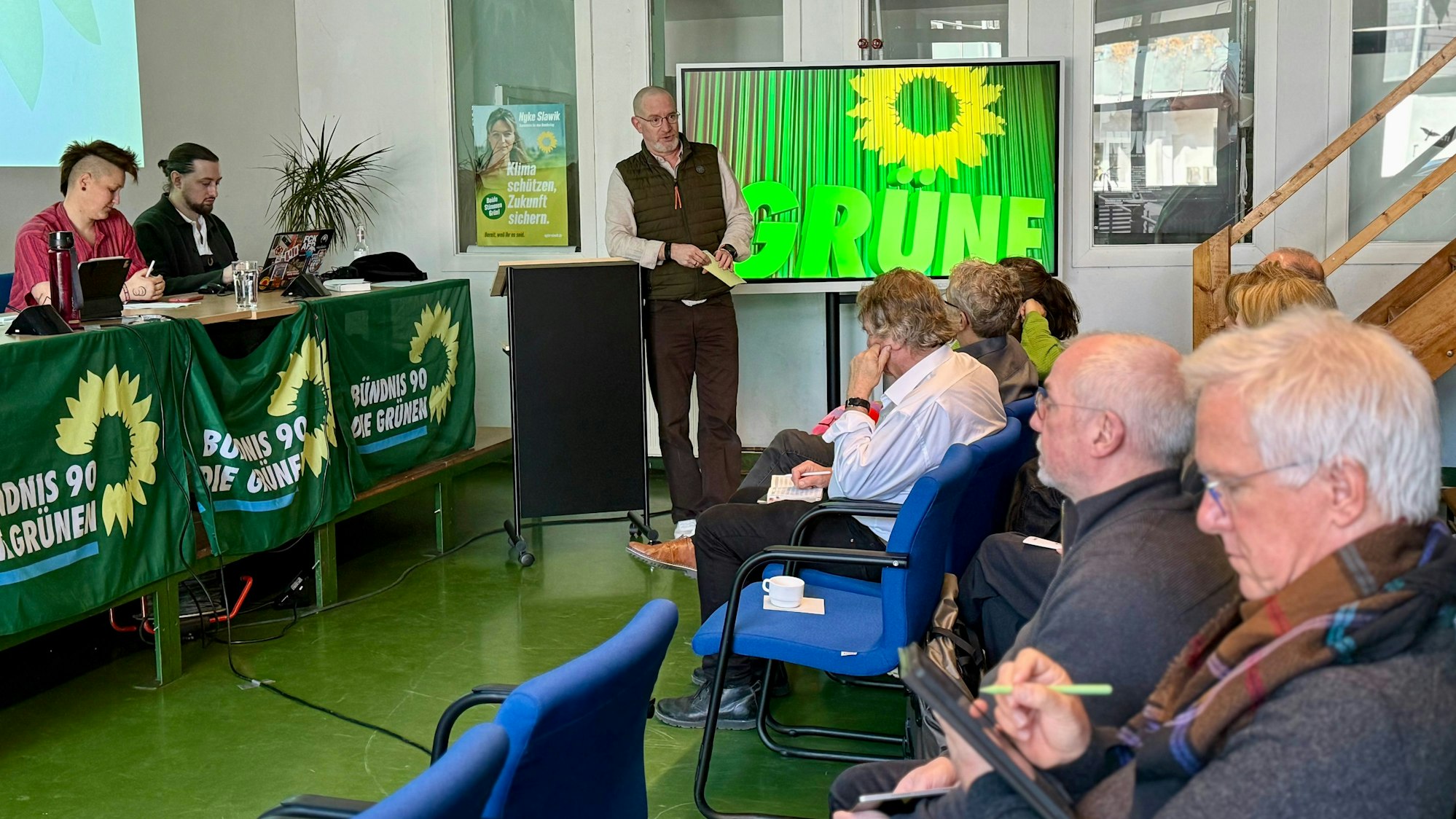 Menschen auf der Mitgliederversammlung der Grünen am 8. März 2026