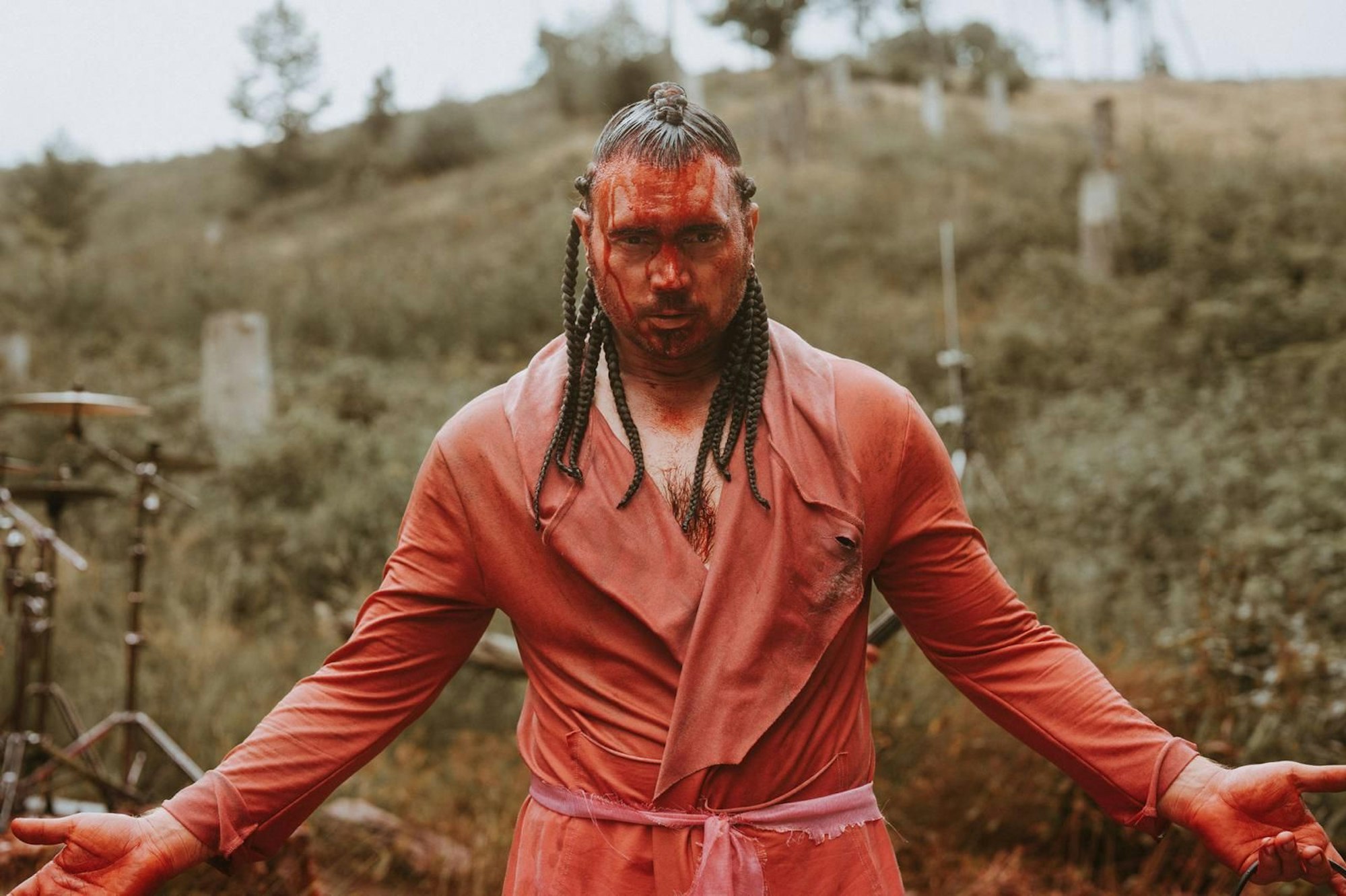 Kräftige Symbolsprache: Bela Klentze singt den Friedenssong „Unholy War“. (Bild: Vanessa Perrot)