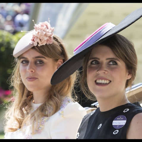 Prinzessin Beatrice und Prinzessin Eugenie lachen in der Kutsche.