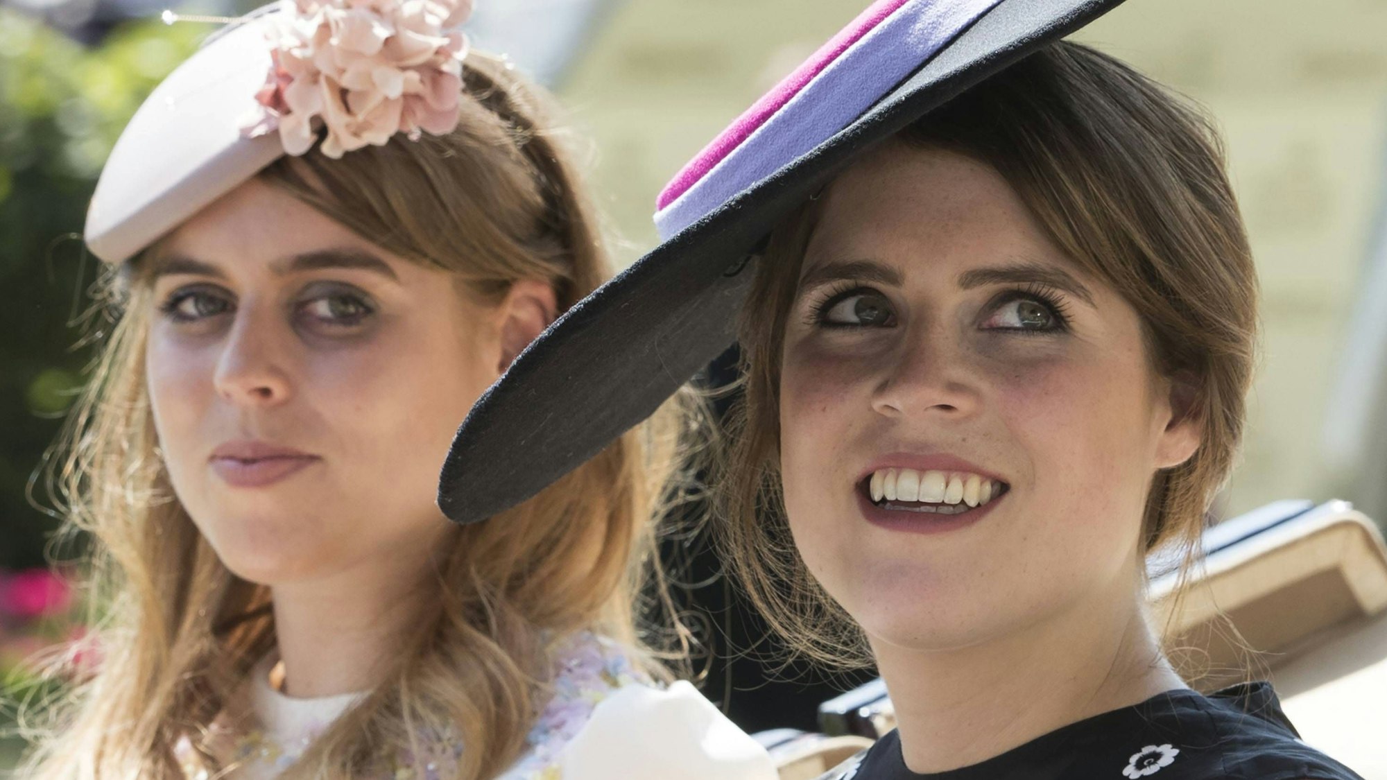 Prinzessin Beatrice und Prinzessin Eugenie lachen in der Kutsche.