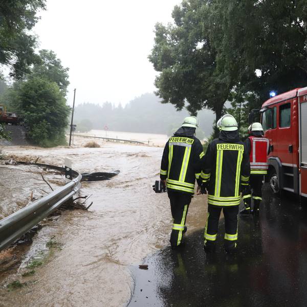 Das Bild zeigt die Feuerwehr aus Blankenheim in der Flutnacht. Das Wasser ist so stark gestiegen, dass die Straße nicht mehr passierbar ist.