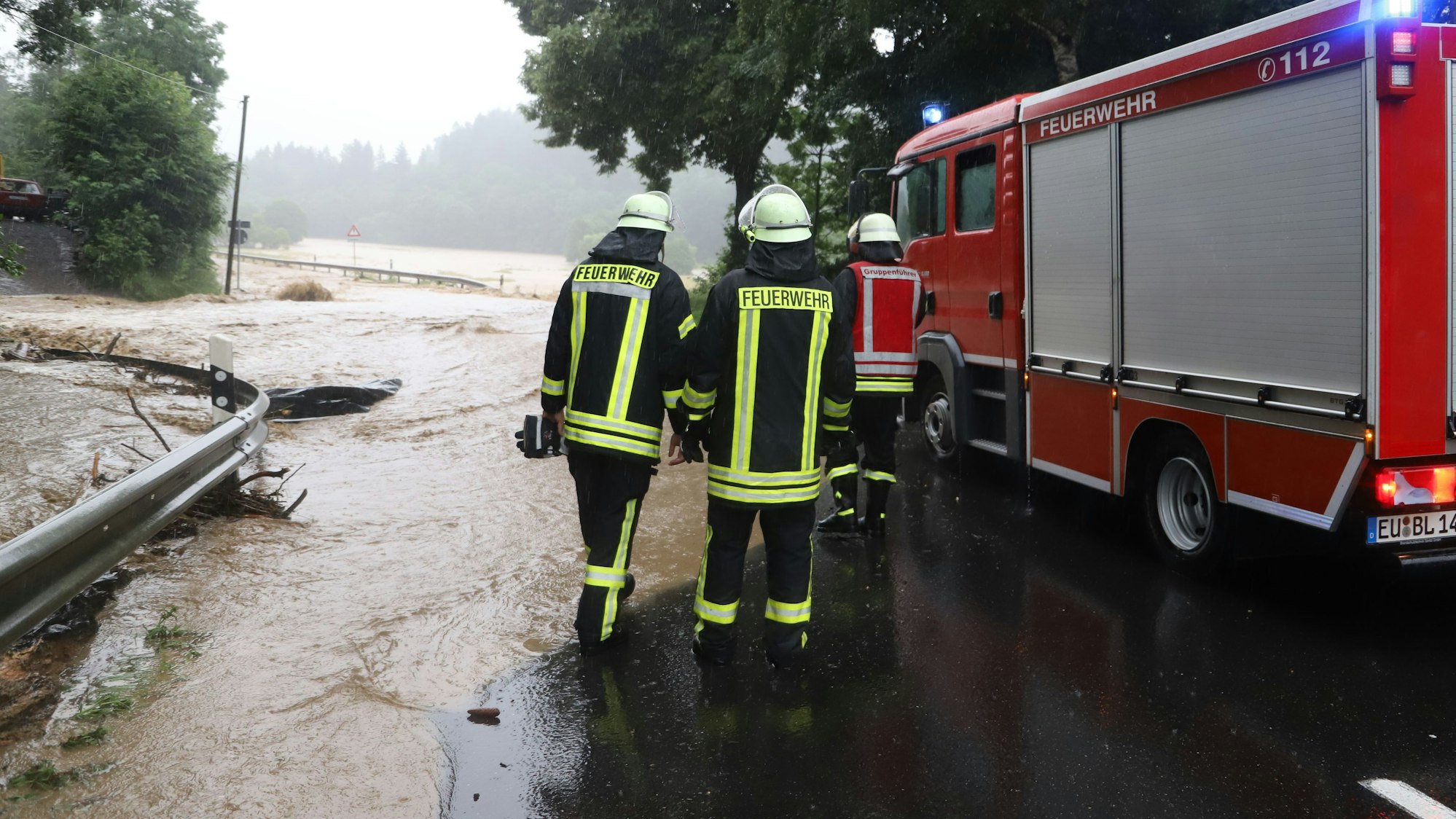 Das Bild zeigt die Feuerwehr aus Blankenheim in der Flutnacht. Das Wasser ist so stark gestiegen, dass die Straße nicht mehr passierbar ist.
