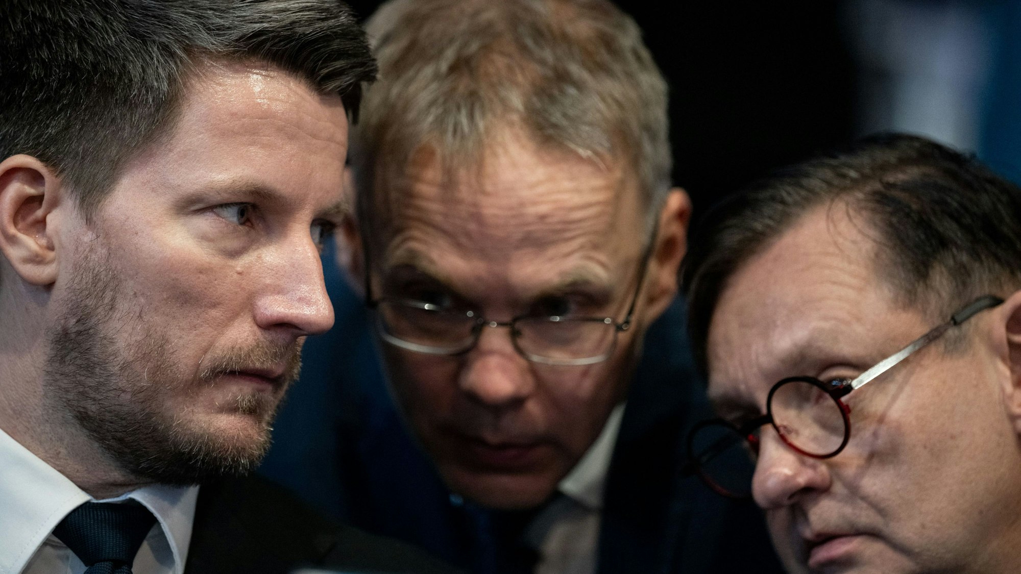 Marl: Martin Vincentz, Landessprecher der AfD NRW, Christian Blex, Schatzmeister AfD NRW, und Kay Gottschalk, stellvertretender Landessprecher der AfD NRW, sprechen auf dem Podium.