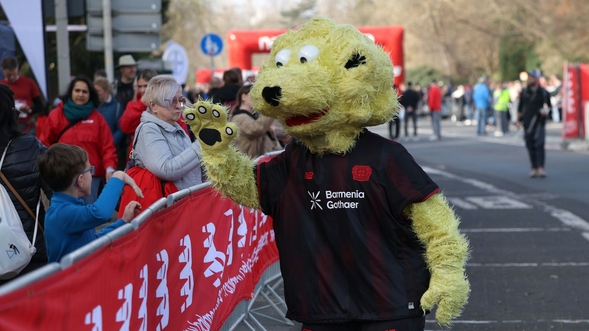 Das Maskottchen von Bayer 04 beim Lauf rund um das Bayer-Kreuz.