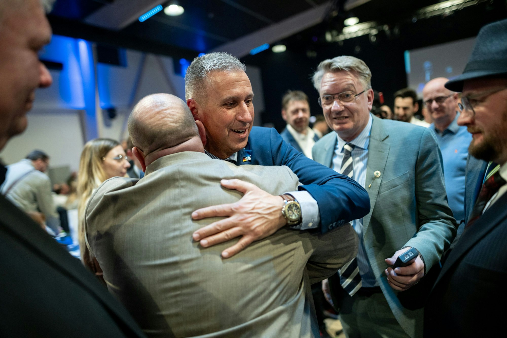 Christian Zaum (M, AfD), Mitglied des Deutschen Bundestages, wird für die gewonnene Wahl beim Landesparteitag der AfD NRW mit Vorstandswahlen bejubelt.