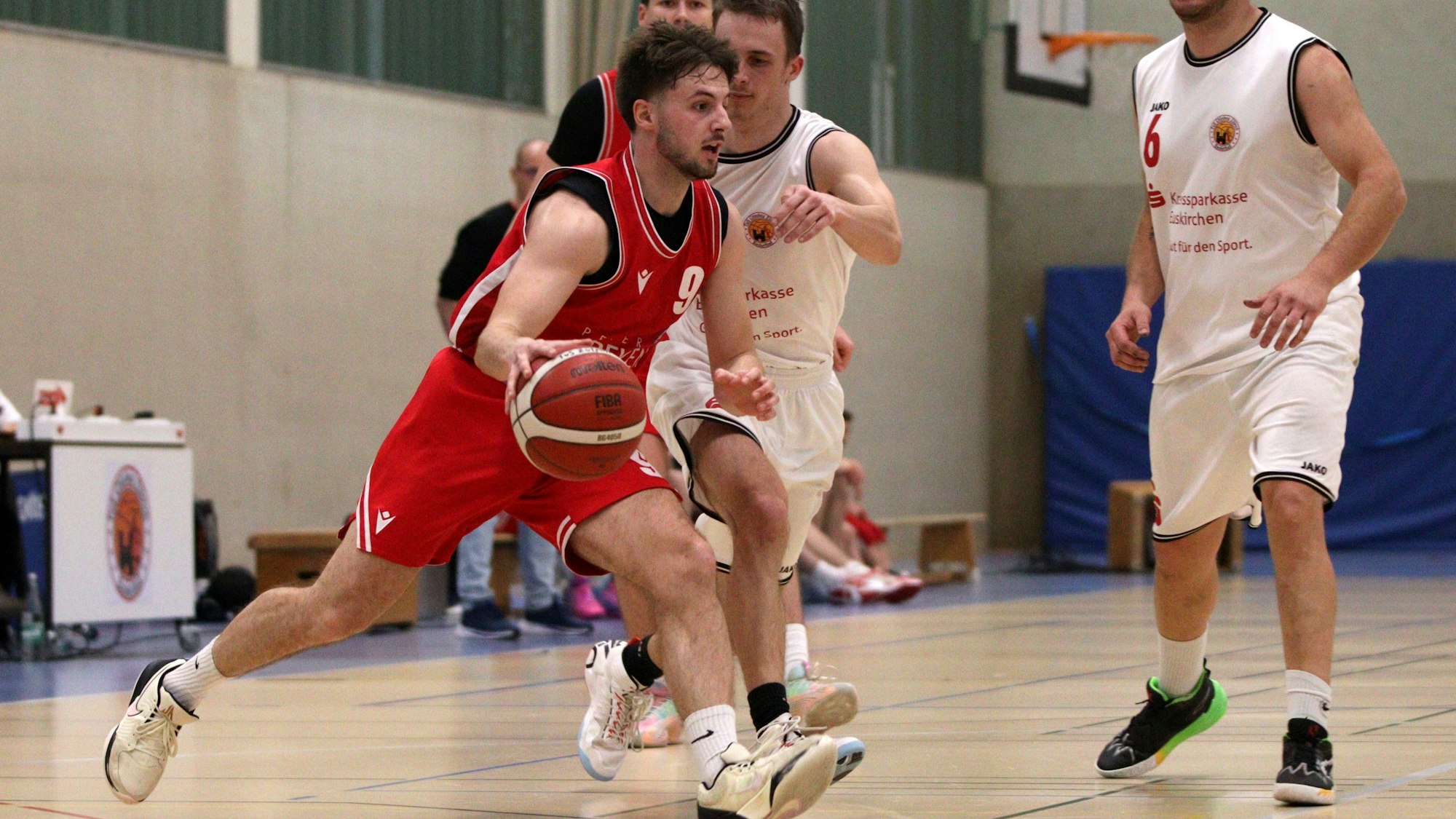 Jan Züll dribbelt an Niklas Virnich vorbei.