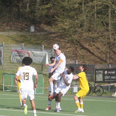 Augen zu und durch: Fabian Welt vom 1. FC Spich.