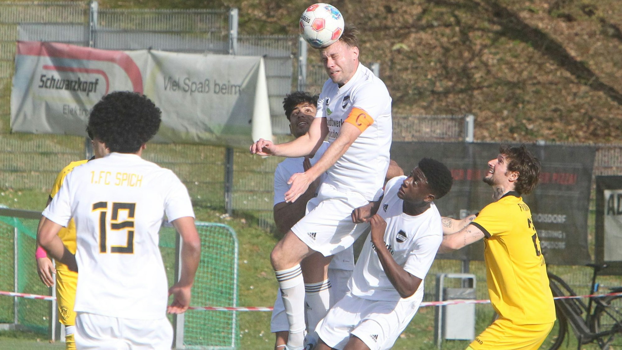 Augen zu und durch: Fabian Welt vom 1. FC Spich.