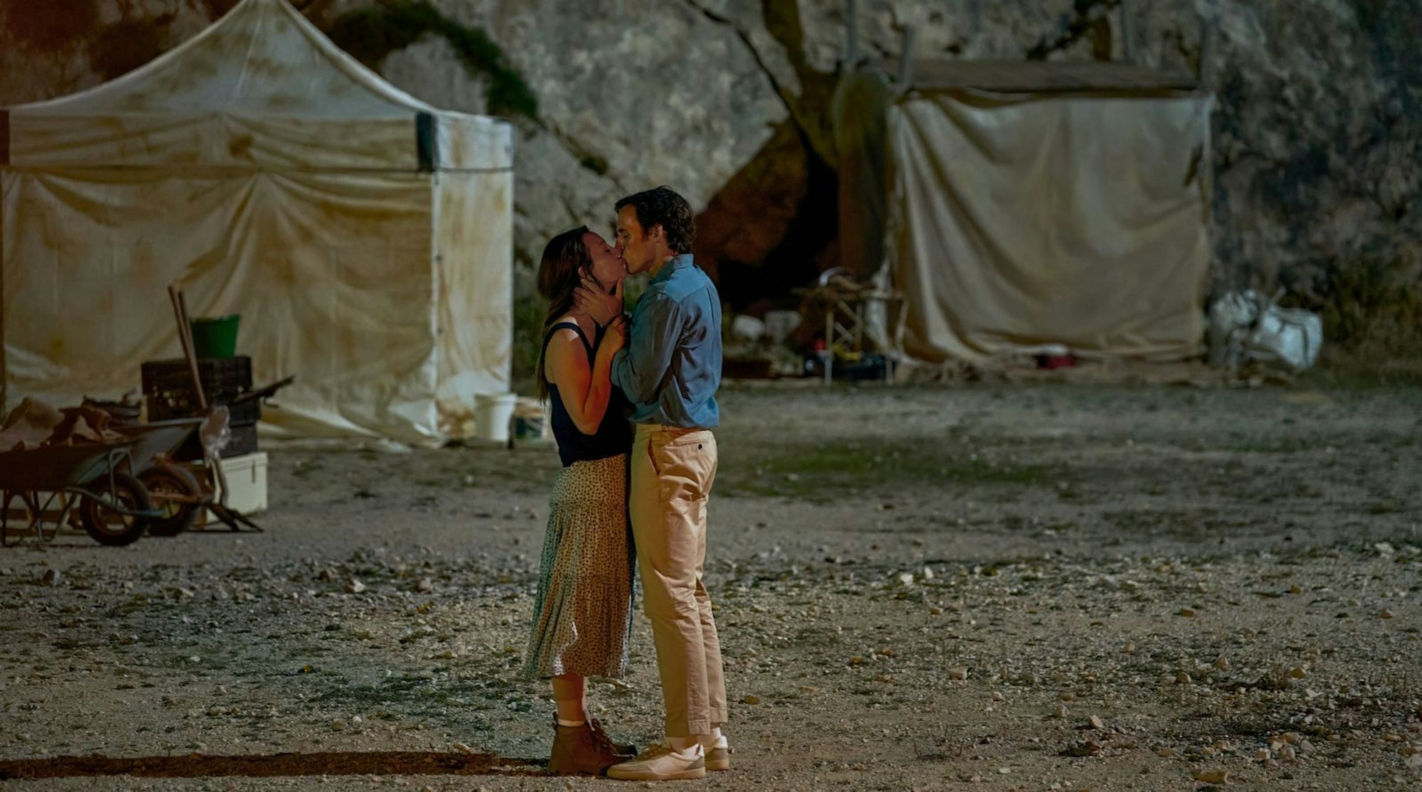 Die junge Archäologin Alice (Kaley Cuoco) lernt Tom (Sam Claflin) bei Auslandseinsätzen kennen. (Bild: AGC Studios/Fragile Film/MGM+/ARD Degeto Film/Bruno Calvo)