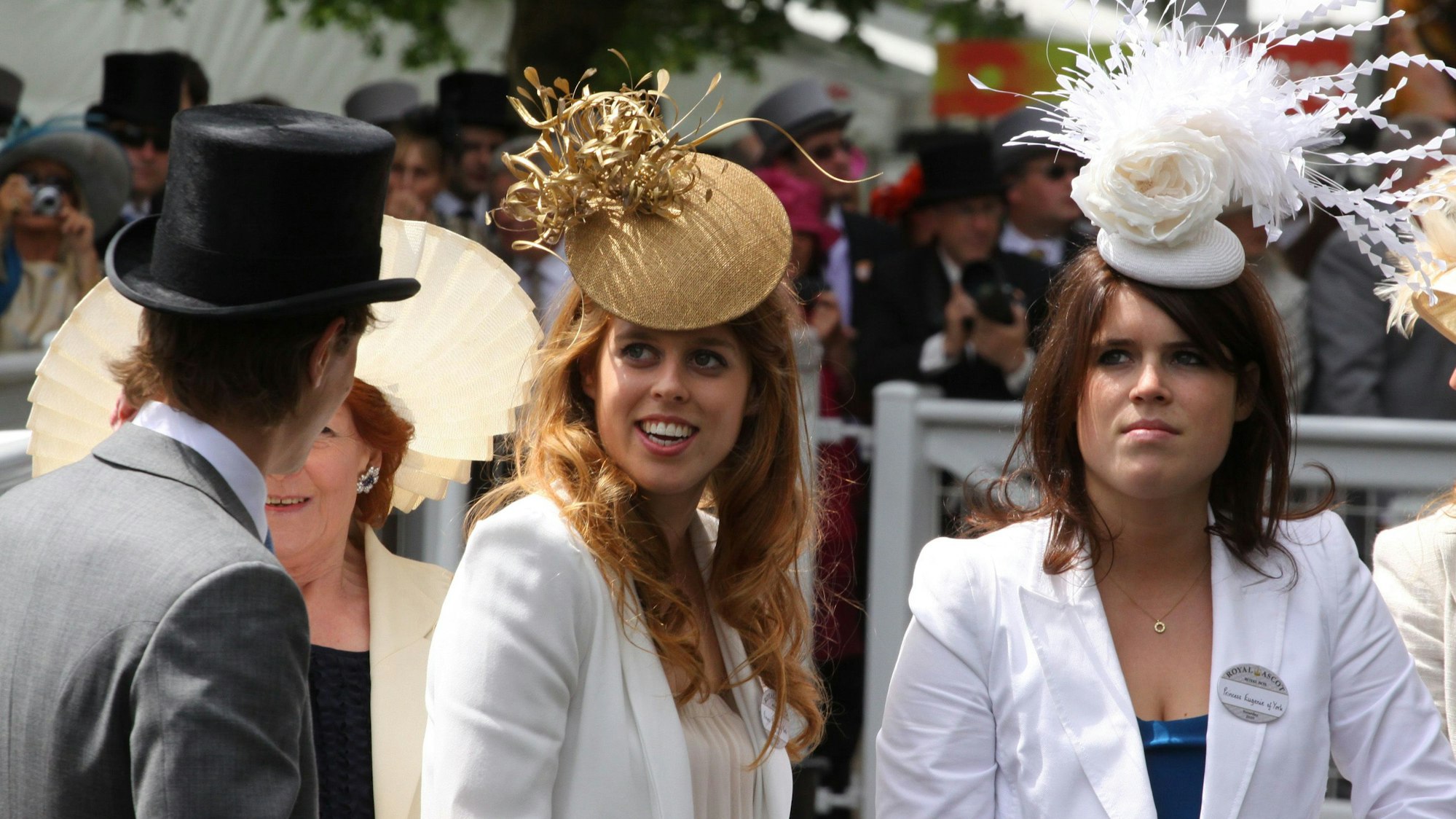 Die York-Prinzessinnen beim Royal Ascot mit extravaganten Hüten.