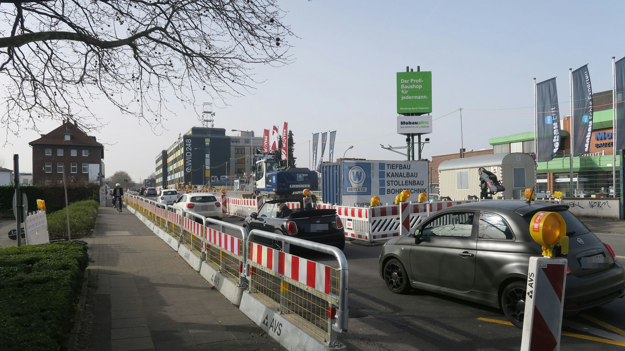 Eine Straße ist wegen Bauarbeiten einspurig befahren.