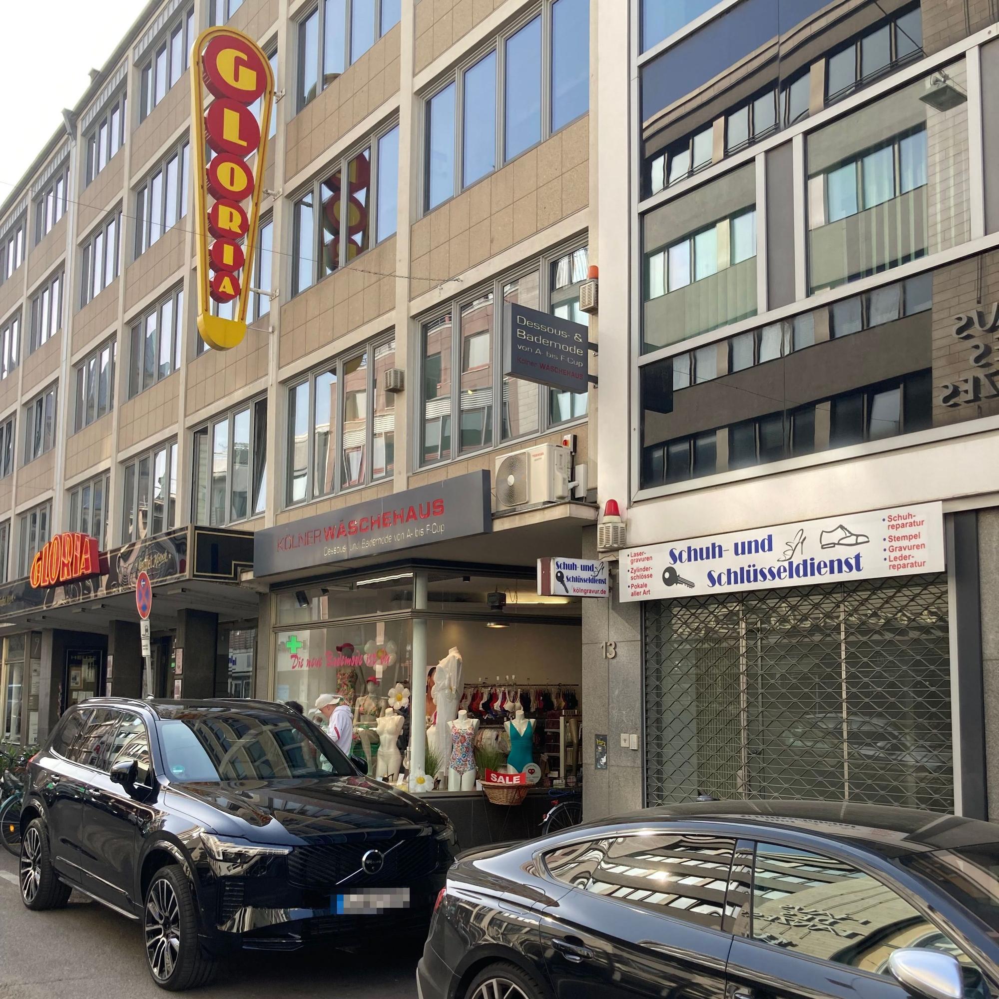 Das Bild zeigt die Ladenlokale neben dem Gloria-Theater.