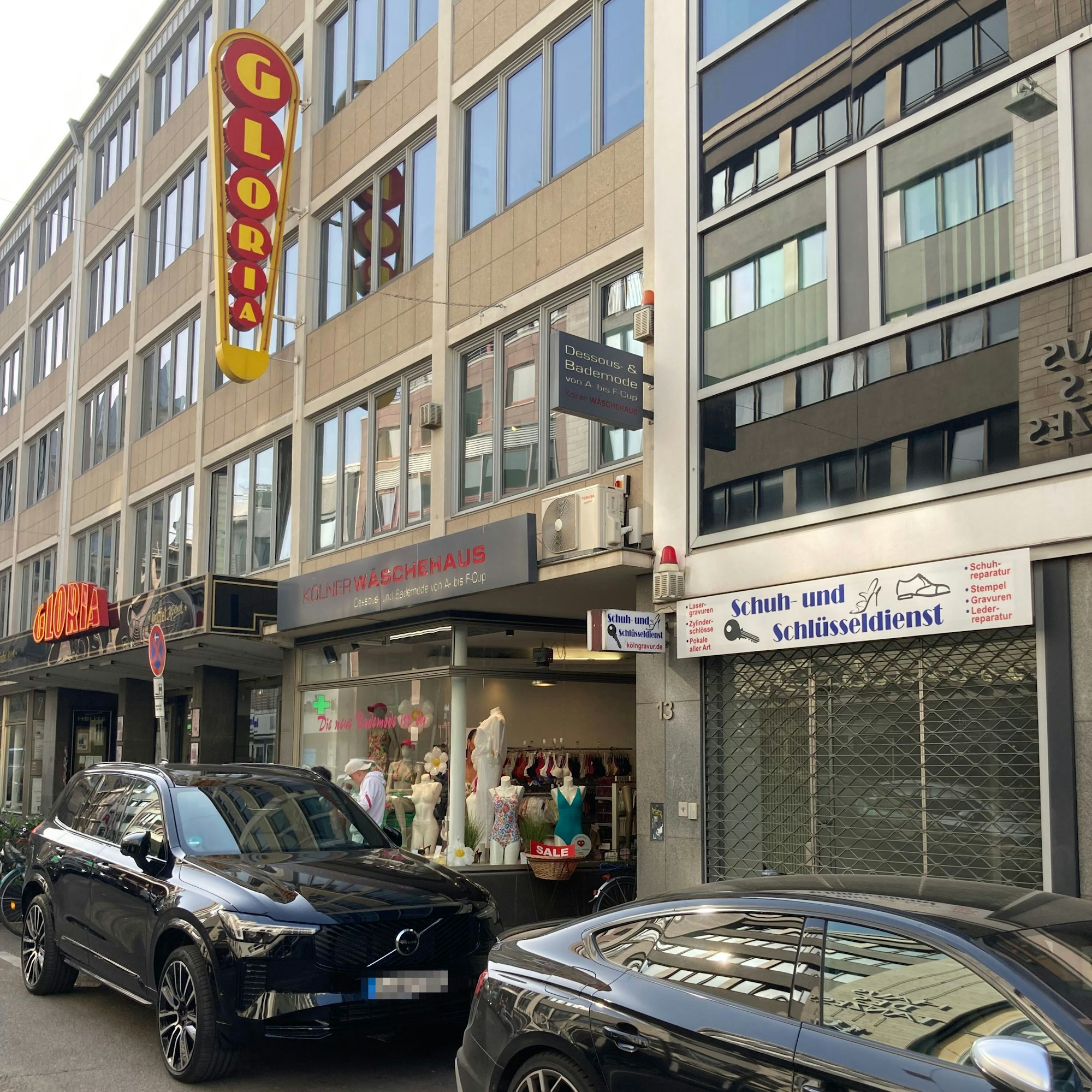 Das Bild zeigt die Ladenlokale neben dem Gloria-Theater.