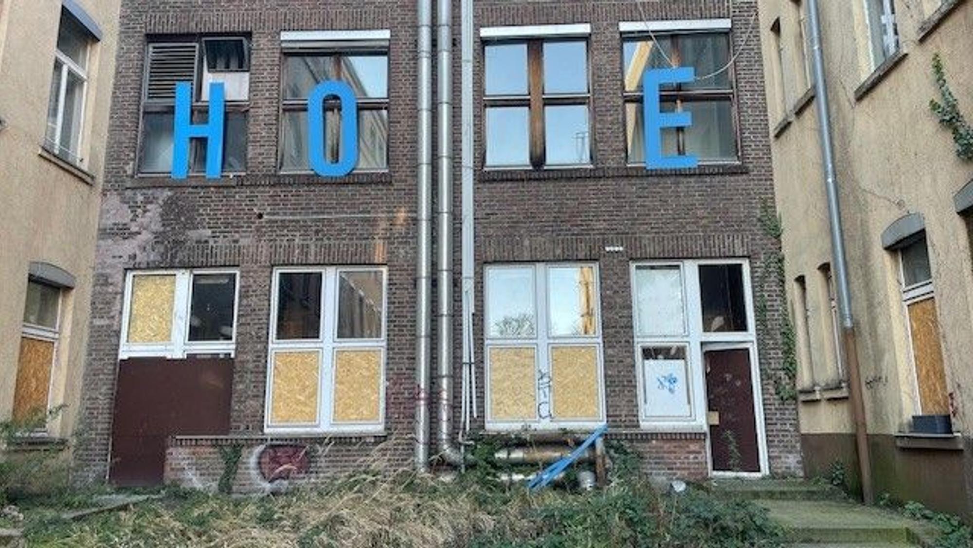 Anja Kolacek und Marc Leßle (zusammen das Kollektiv Raum13) hatten „Hope“ an die Fassade der ehemaligen KHD-Hauptverwaltung geschrieben.