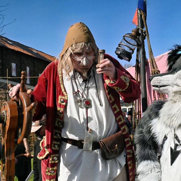 Zwei Menschen sind als Geisterpirat und Tiermensch mit Anlehnung an einen Wolf verkleidet.