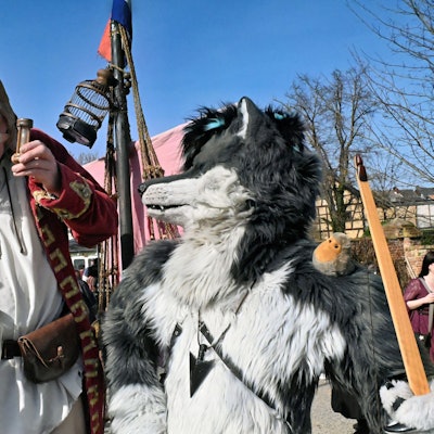 Zwei Menschen sind als Geisterpirat und Tiermensch mit Anlehnung an einen Wolf verkleidet.