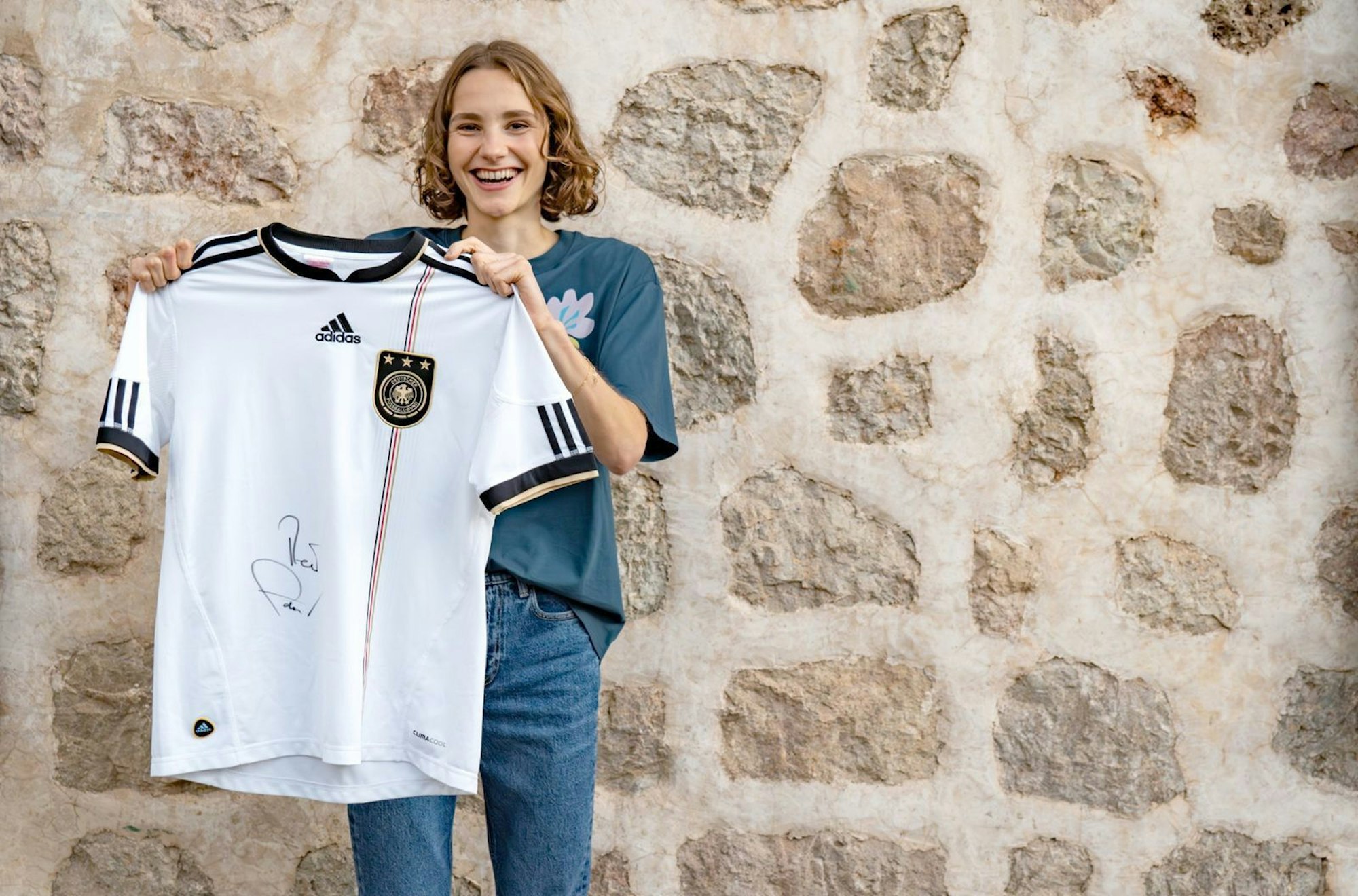 „René ist auch privat ein richtig netter Typ“, schwärmt Maya Leinenbach im Interview. In der ARD-Serie „Better than Beef by Maya Leinenbach“ kocht die Unternehmerin und Autorin gemeinsam mit dem ehemaligen Torwart René Adler. (Bild: SR/Story House Prod. GmbH/Duncan Kendall)