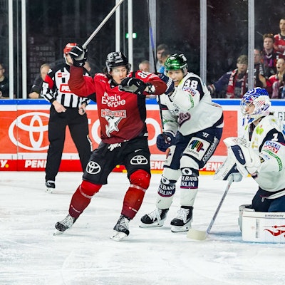 Eishockey Penny-DEL 50. Spieltag Kölner Haie - Eisbären Berlin am 08.03.2026 in der Lanxess Arena in Köln Gregor MacLeod Köln , links - Yannick Veilleux Berlin , mitte - Jonas Stettmer Berlin , rechts Gemäß den Vorgaben der DEL Deutsche Eishockey Liga ist die Publikation und Weiterverwertung der Aufnahmen in elektronischen Medien und Endgeräten aller Art während des laufenden Spiels nicht zulässig. *** Ice Hockey Penny DEL 50 Matchday Kölner Haie Eisbären Berlin on 08 03 2026 at the Lanxess Arena in Cologne Gregor MacLeod Cologne , left Yannick Veilleux Berlin , center Jonas Stettmer Berlin , right According to the regulations of the DEL German Ice Hockey League, the publication and further use of the recordings in electronic media and end devices of all kinds during the ongoing game is not permitted xDMx