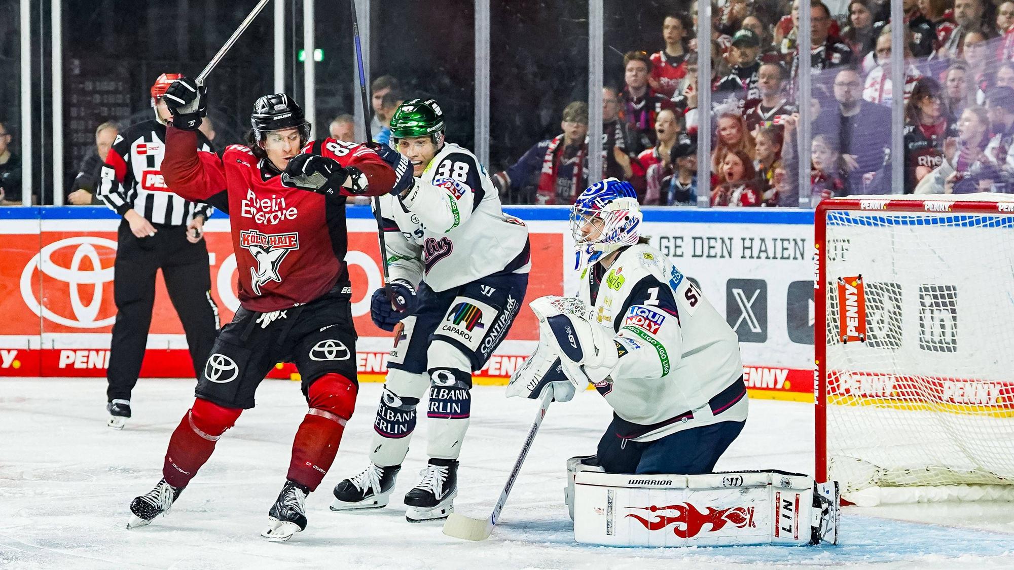 Eishockey Penny-DEL 50. Spieltag Kölner Haie - Eisbären Berlin am 08.03.2026 in der Lanxess Arena in Köln Gregor MacLeod Köln , links - Yannick Veilleux Berlin , mitte - Jonas Stettmer Berlin , rechts Gemäß den Vorgaben der DEL Deutsche Eishockey Liga ist die Publikation und Weiterverwertung der Aufnahmen in elektronischen Medien und Endgeräten aller Art während des laufenden Spiels nicht zulässig. *** Ice Hockey Penny DEL 50 Matchday Kölner Haie Eisbären Berlin on 08 03 2026 at the Lanxess Arena in Cologne Gregor MacLeod Cologne , left Yannick Veilleux Berlin , center Jonas Stettmer Berlin , right According to the regulations of the DEL German Ice Hockey League, the publication and further use of the recordings in electronic media and end devices of all kinds during the ongoing game is not permitted xDMx