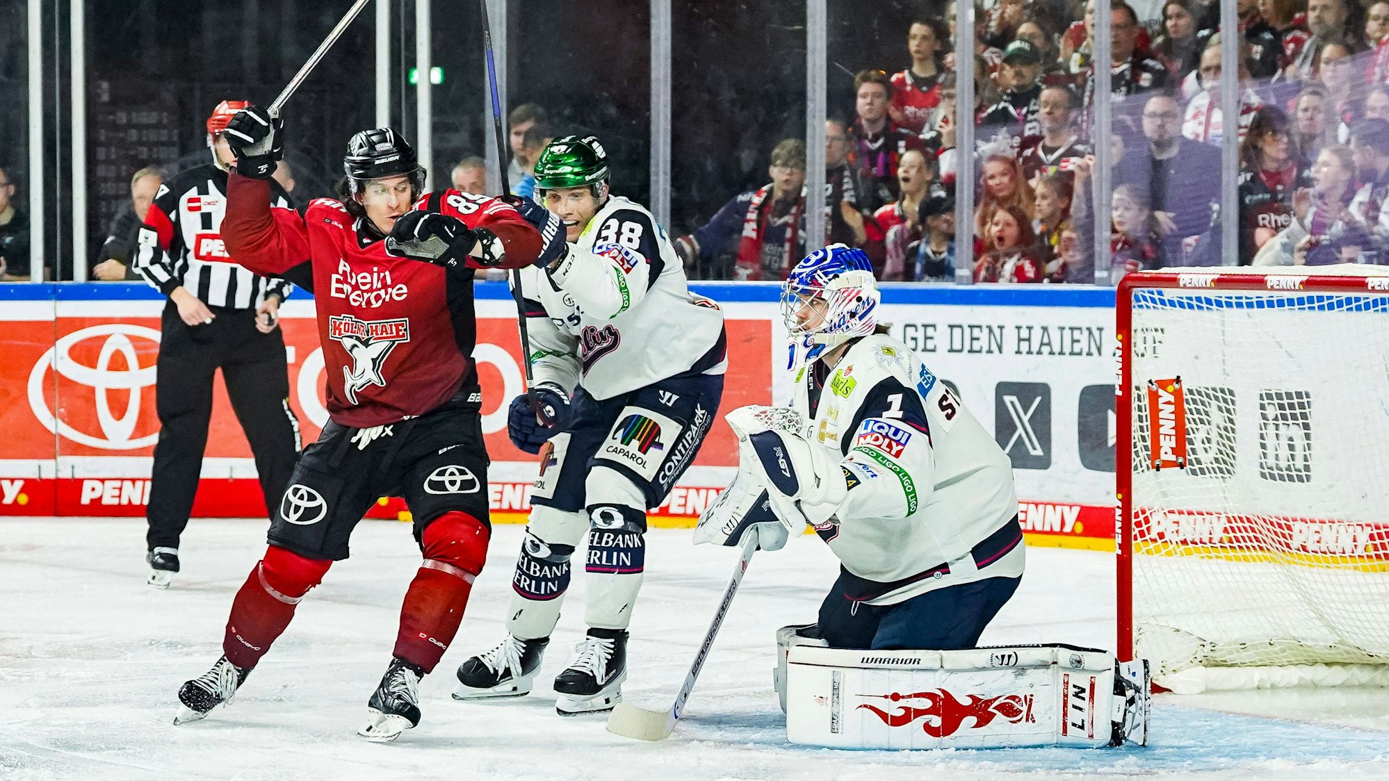 Eishockey Penny-DEL 50. Spieltag Kölner Haie - Eisbären Berlin am 08.03.2026 in der Lanxess Arena in Köln Gregor MacLeod Köln , links - Yannick Veilleux Berlin , mitte - Jonas Stettmer Berlin , rechts Gemäß den Vorgaben der DEL Deutsche Eishockey Liga ist die Publikation und Weiterverwertung der Aufnahmen in elektronischen Medien und Endgeräten aller Art während des laufenden Spiels nicht zulässig. *** Ice Hockey Penny DEL 50 Matchday Kölner Haie Eisbären Berlin on 08 03 2026 at the Lanxess Arena in Cologne Gregor MacLeod Cologne , left Yannick Veilleux Berlin , center Jonas Stettmer Berlin , right According to the regulations of the DEL German Ice Hockey League, the publication and further use of the recordings in electronic media and end devices of all kinds during the ongoing game is not permitted xDMx
