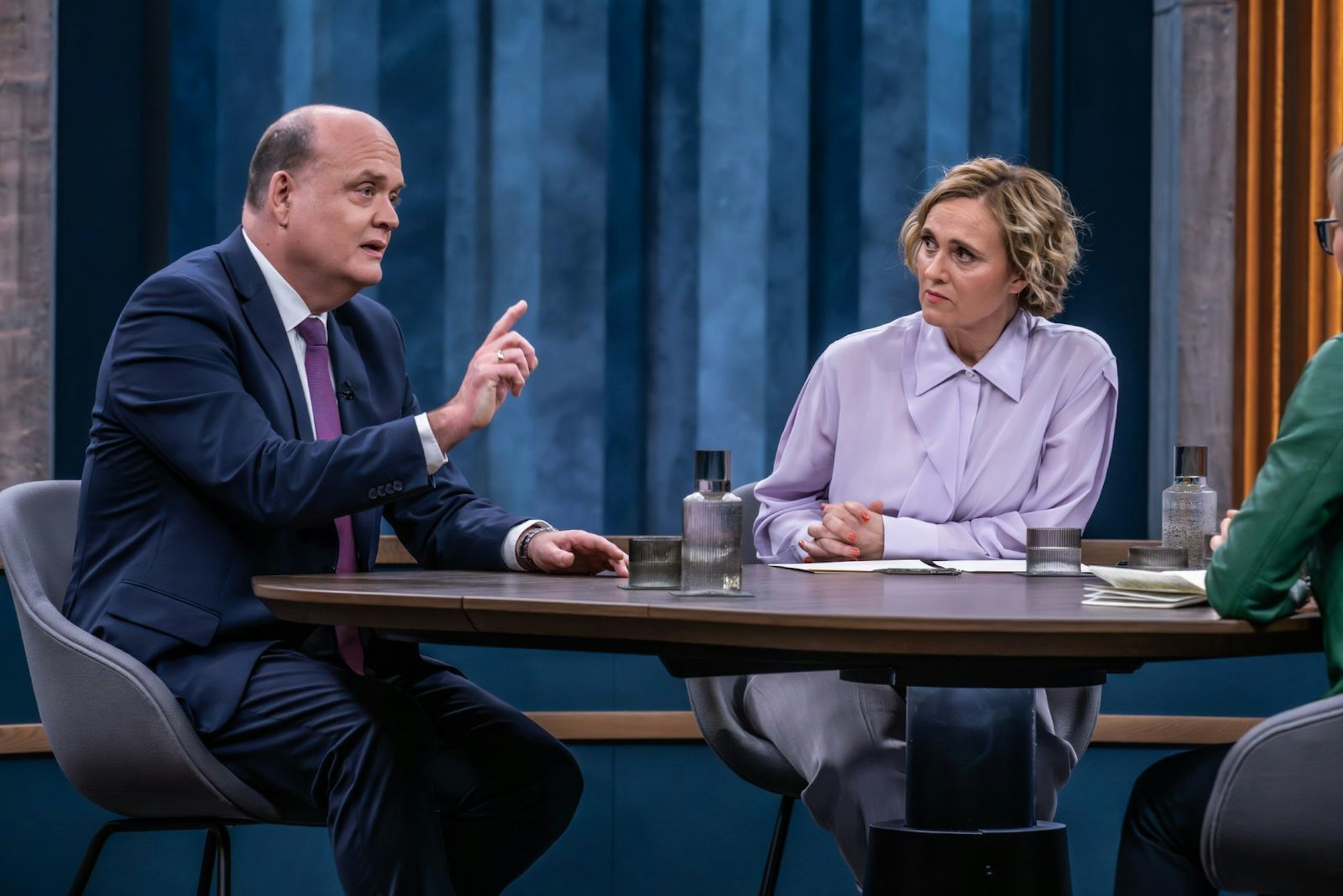 Der Journalist Robin Alexander zeigte sich ob der Schlagkraft eines während des Wahlkampfes von einer Grünen-Politikerin in Umlauf gebrachten Videos erschüttert. (Bild: ARD / Claudius Pflug)