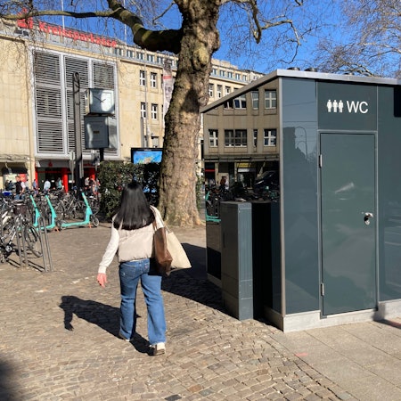 Das Bild zeigt eine Toilettenkabine am Kölner Neumarkt.