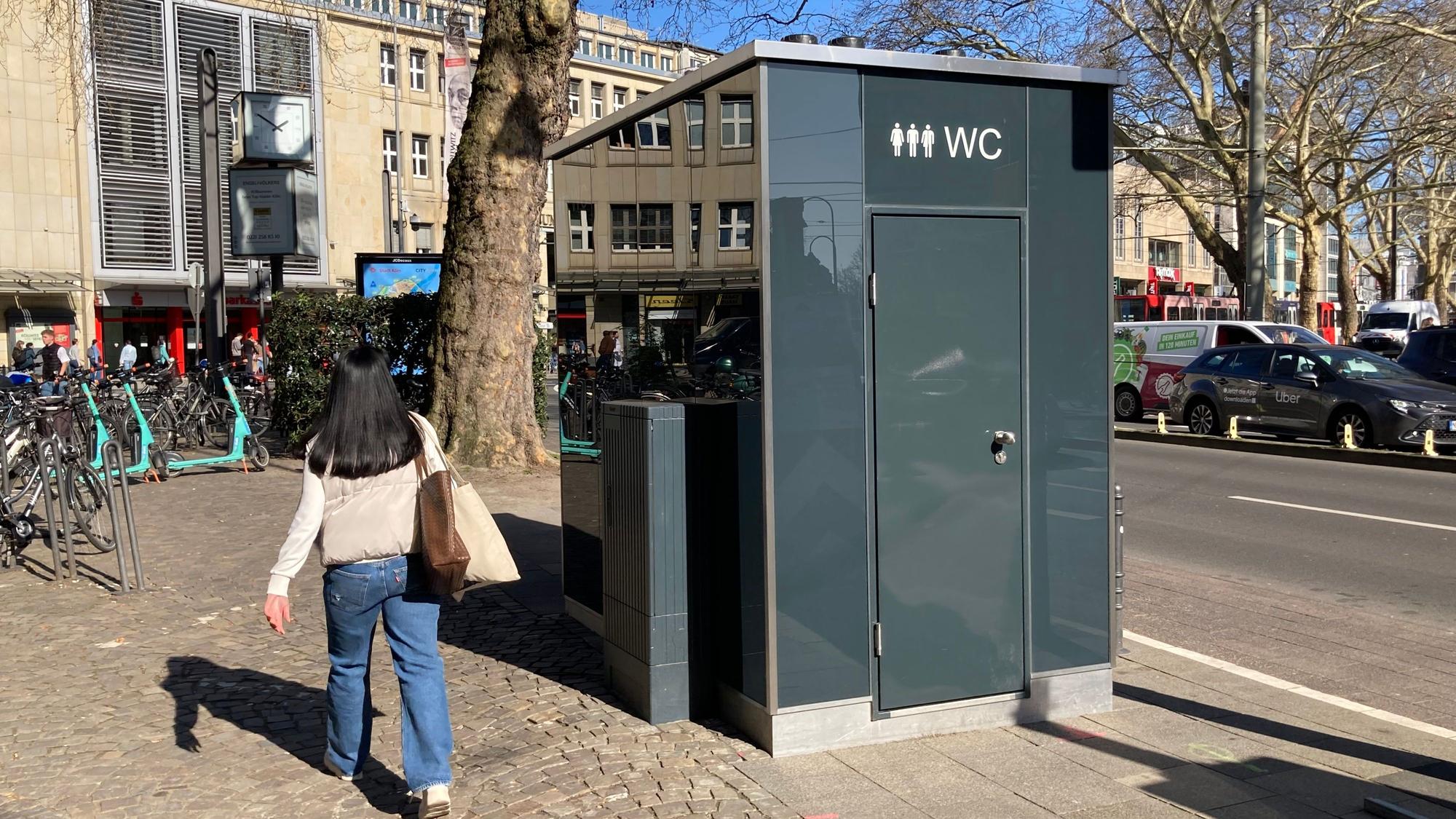 Das Bild zeigt eine Toilettenkabine am Kölner Neumarkt.