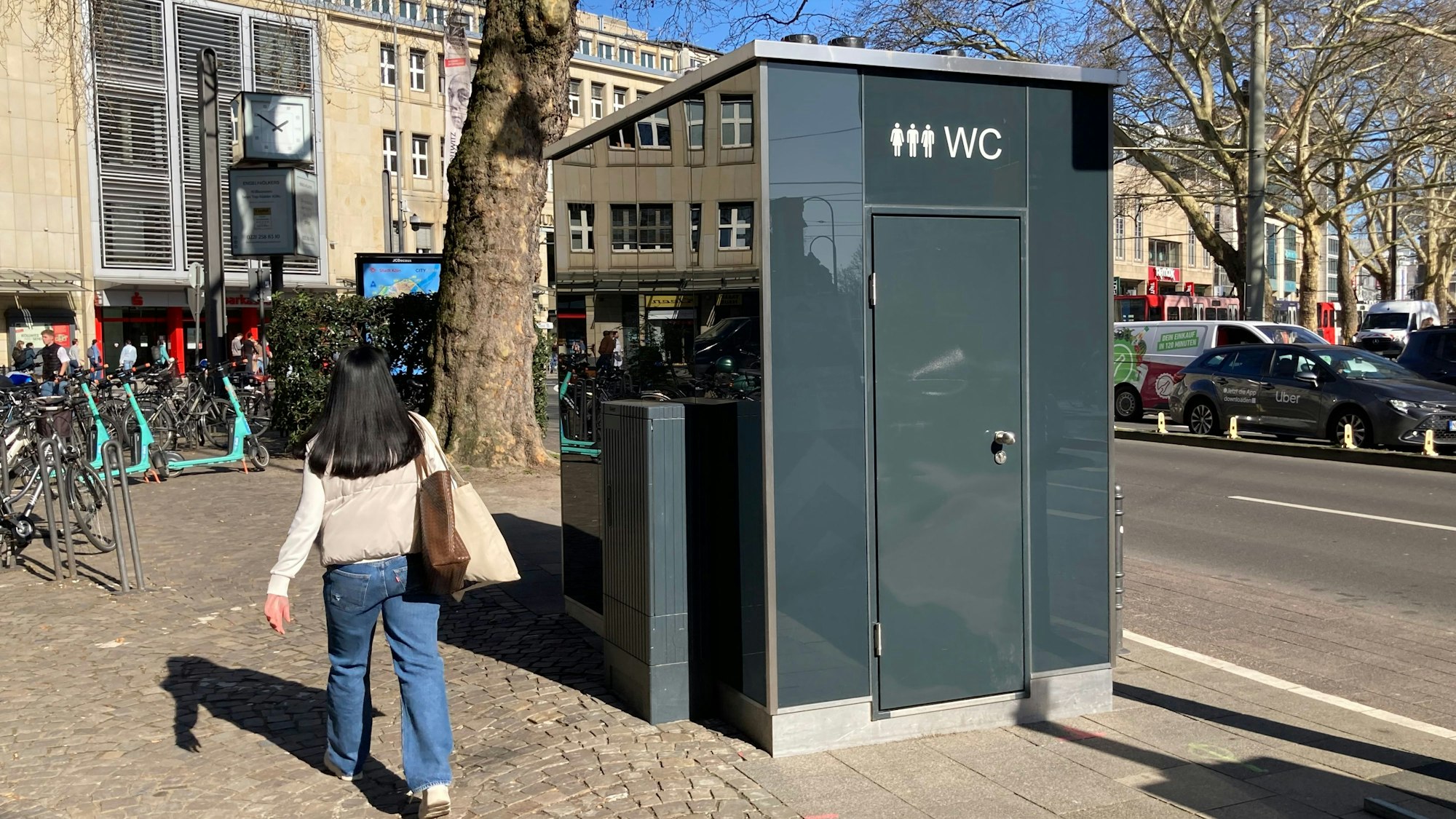 Das Bild zeigt eine Toilettenkabine am Kölner Neumarkt.