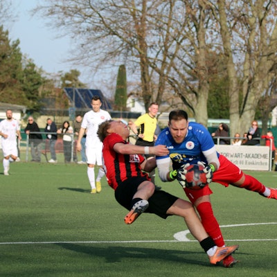 Tobias Rick geht nach einem Zusammenprall mit dem Torhüter zu Boden.