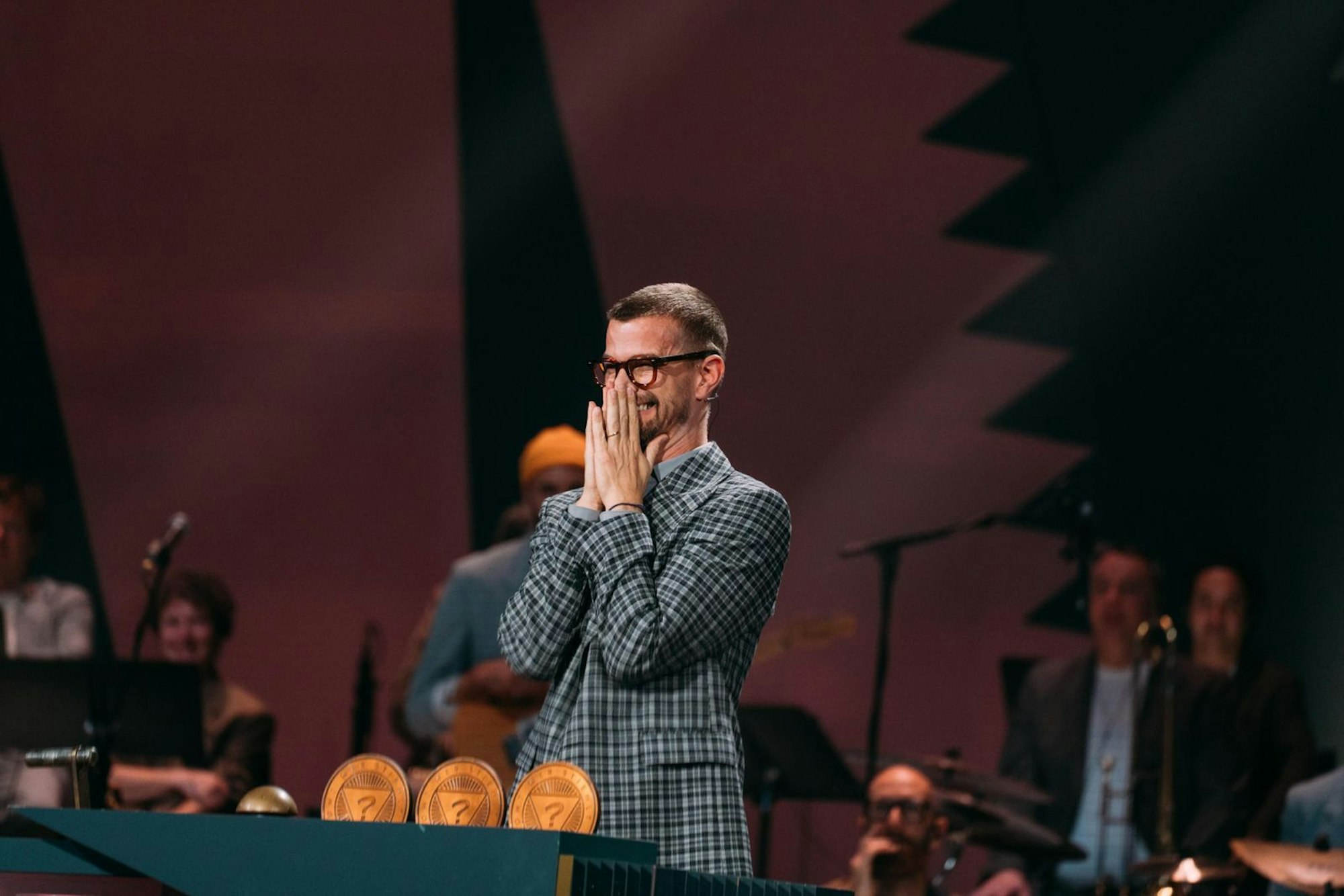 Joko Winterscheidt merkte schnell: Andrea Petkovic ist eine Gegnerin, die man extrem ernst nehmen muss. „Du bist eigentlich überqualifiziert für ProSieben“, lobte er sie. (Bild: Joyn/Florida TV / Julian Mathieu)