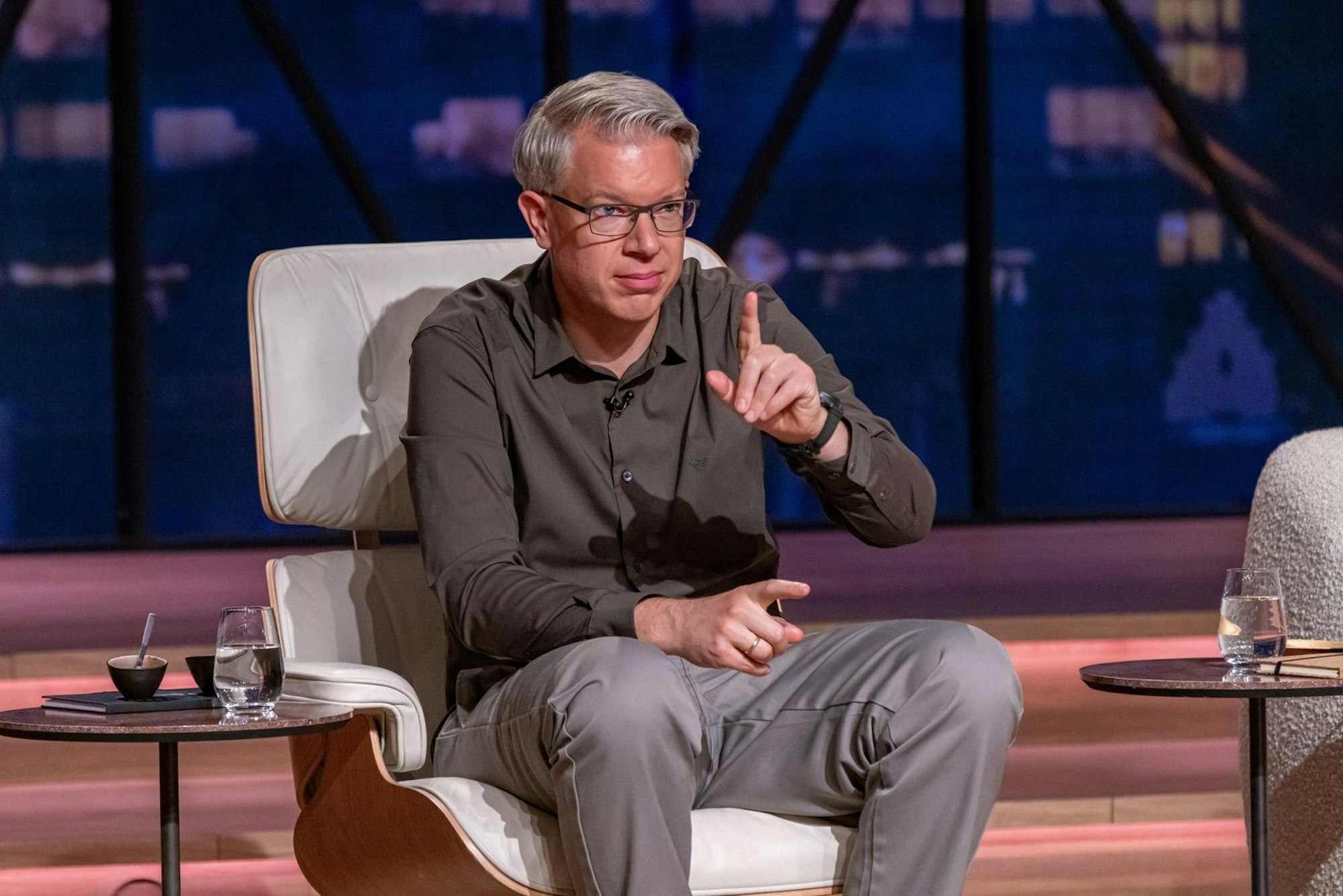 Frank Thelen ist begeistert von der Nusscreme: „Das ist der Hammer“, sagt er. „Das schmeckt herausragend.“ (Bild: RTL / Bernd-Michael Maurer)