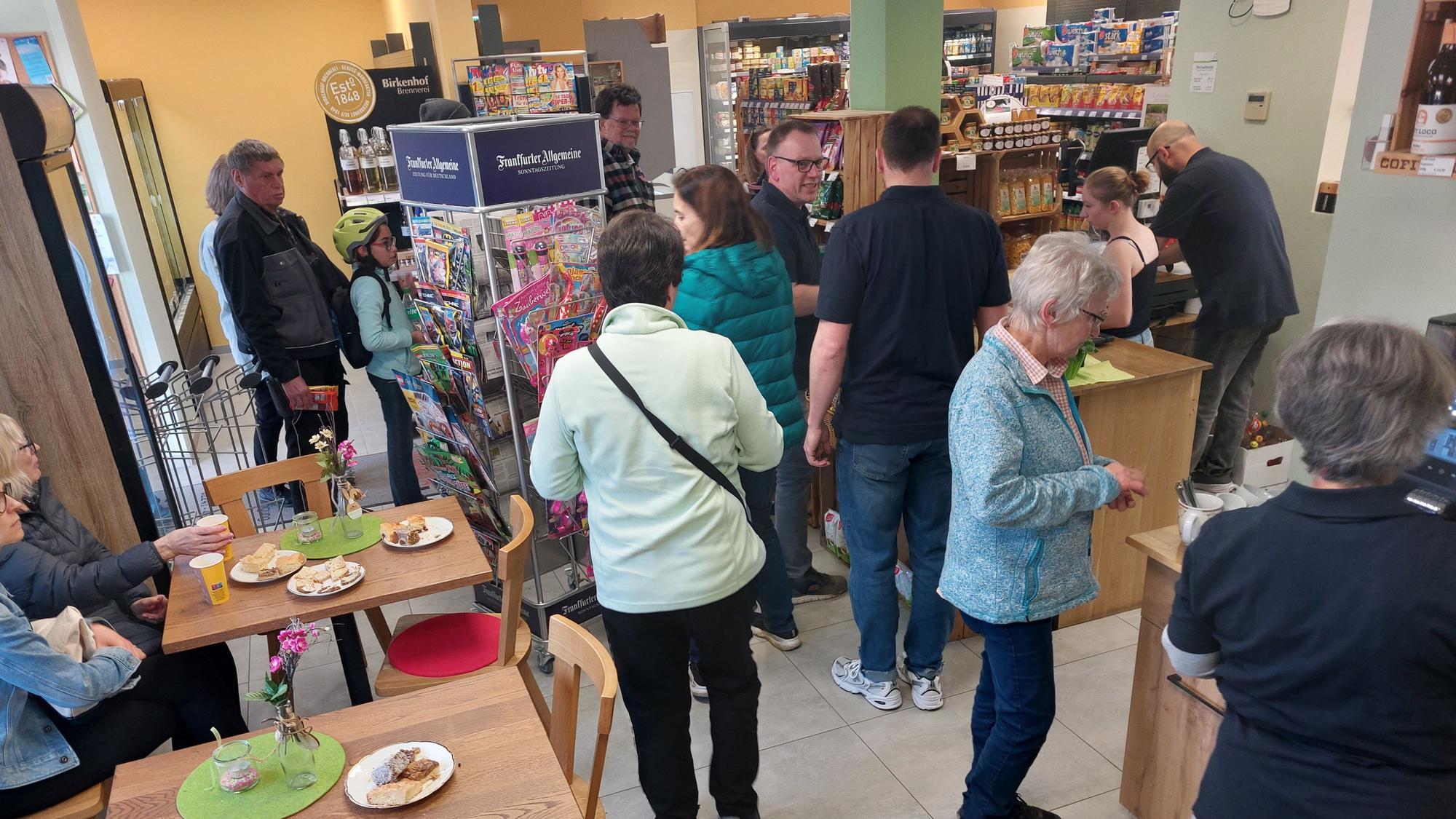 Einkaufen im Landmarkt ist gesellig.