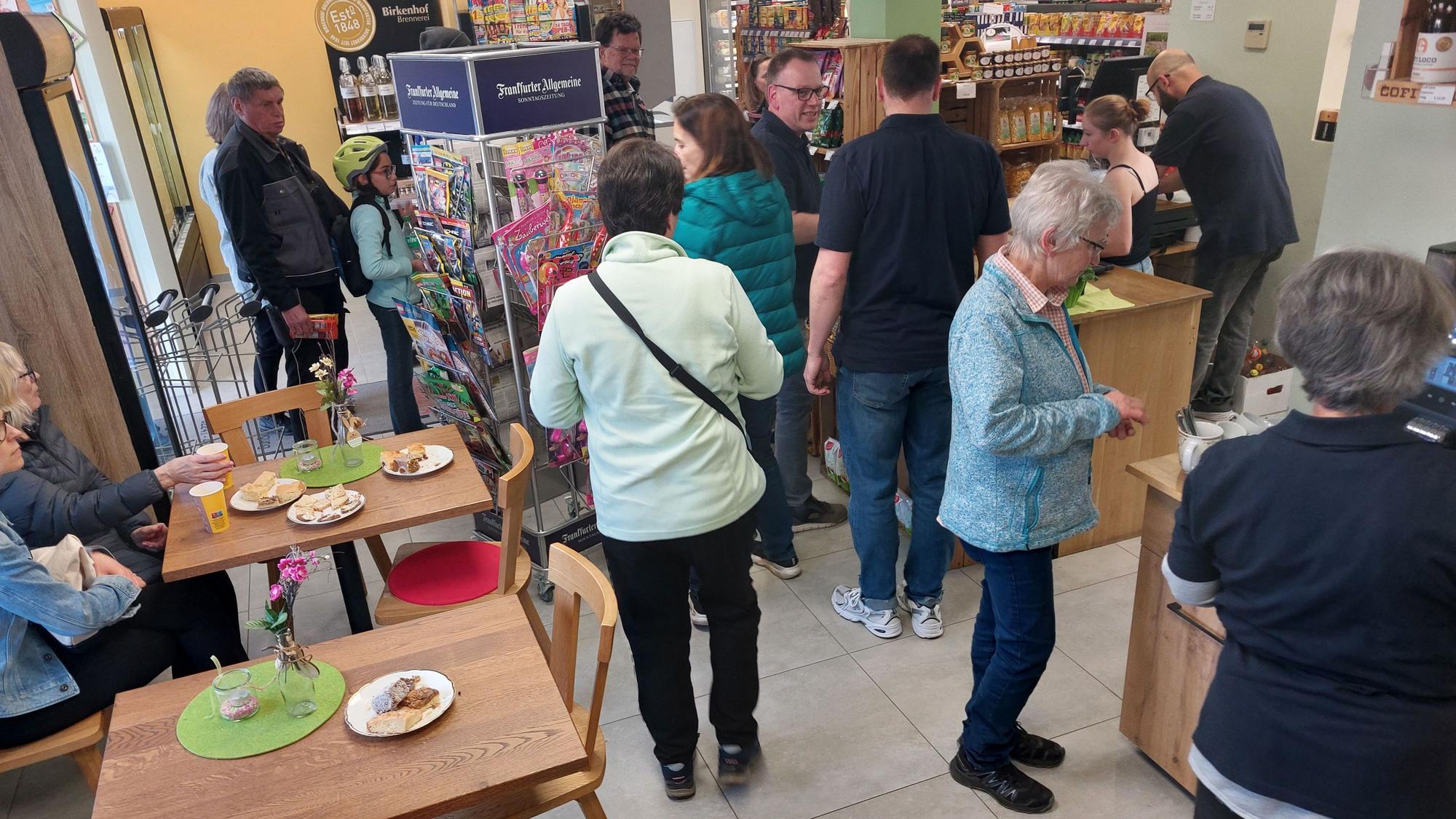 Einkaufen im Landmarkt ist gesellig.