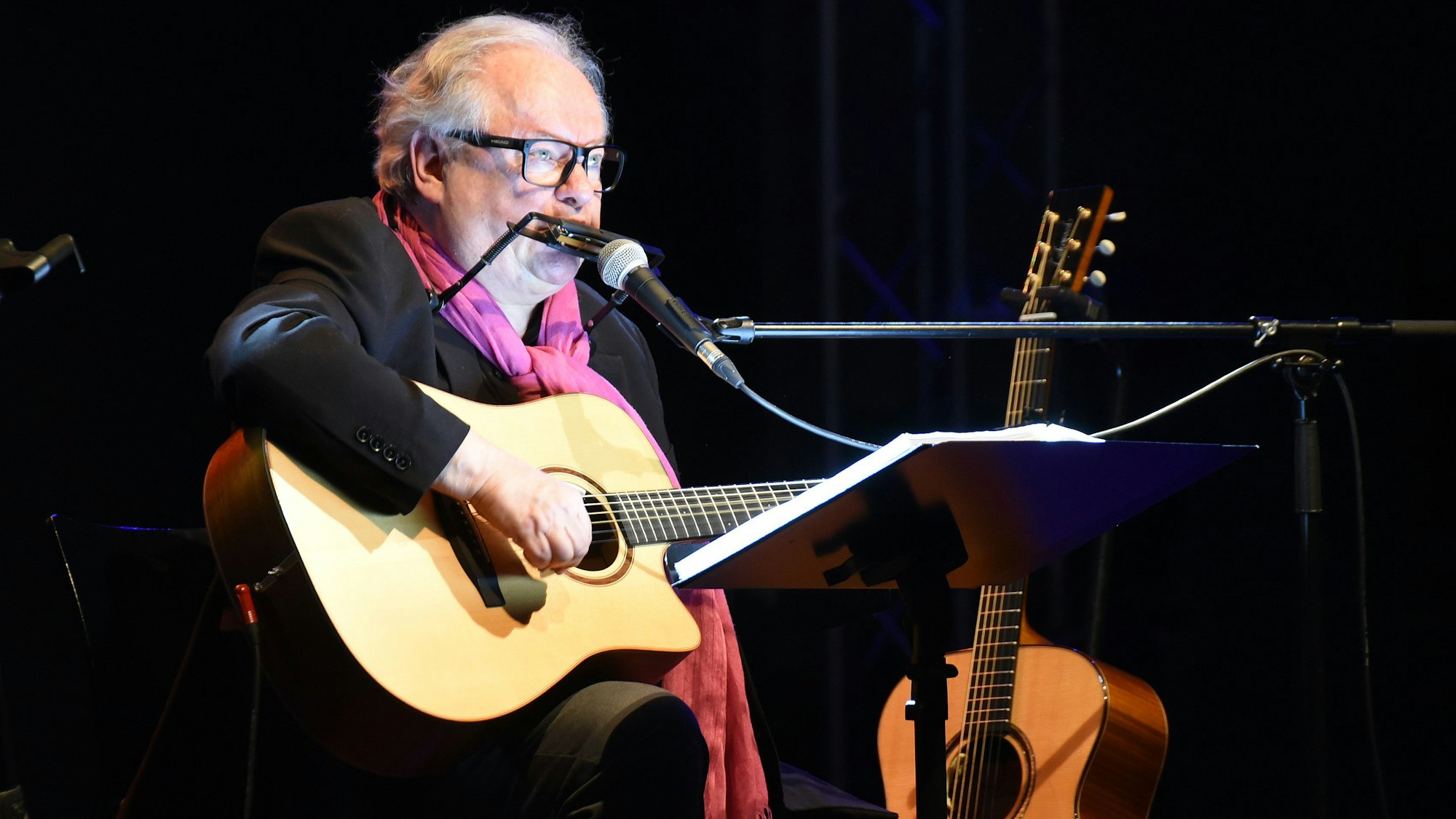 Das Foto zeigt Heinz Rudolf Kunze beim Konzert in der Alten Drahtzieherei in Wipperfürth.