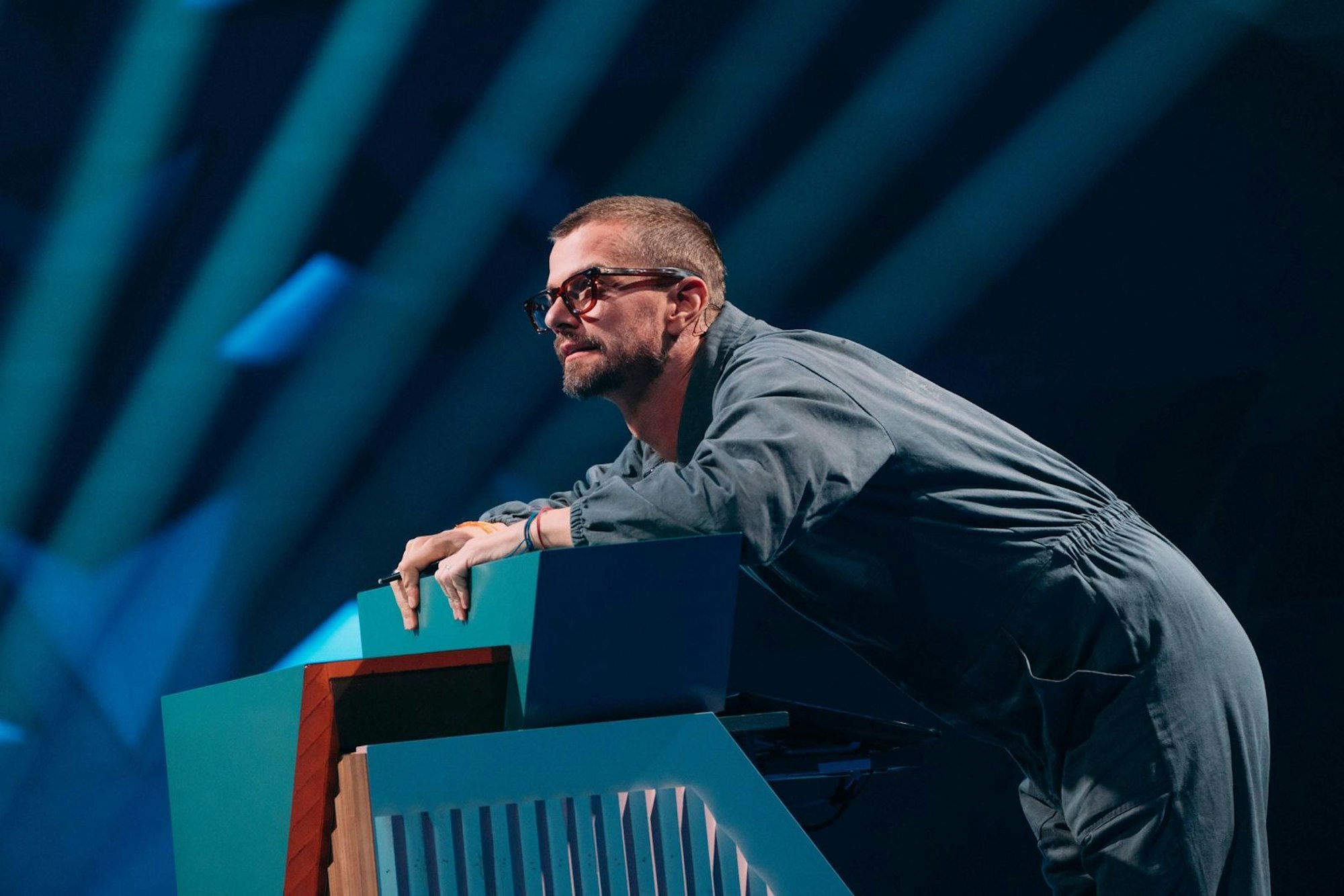 So dramatisch hätte sich Joko Winterscheidt den Einstieg in die sechs neuen Folgen der mittlerweile elften Quizshow-Staffel sicher nicht vorgestellt. Er gerät massiv unter Druck. (Bild: Joyn/Florida TV / Julian Mathieu)