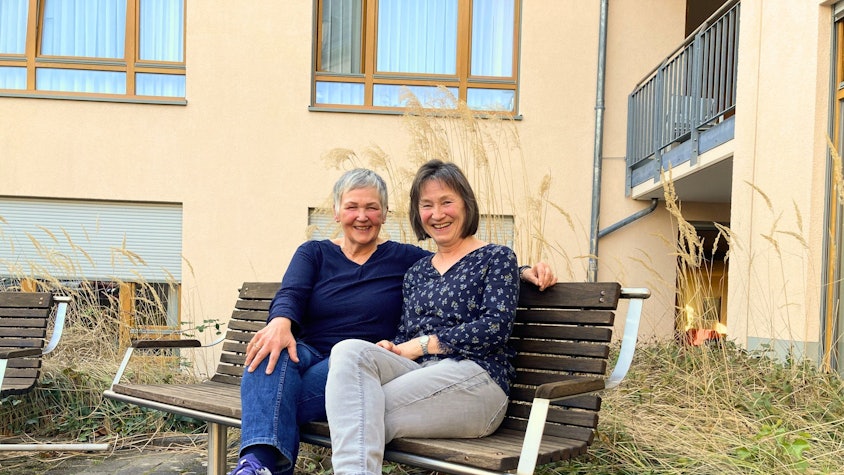 Petra Elpelt und Karin Diefenbach (v.l.) sprechen in einer Selbsthilfegruppe über ihre Krebserkrankung.