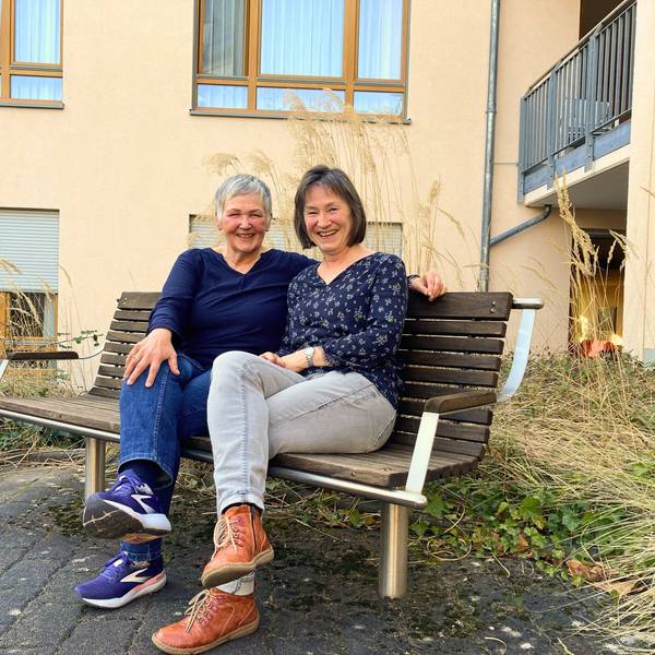 Petra Elpelt und Karin Diefenbach (v.l.) sprechen in einer Selbsthilfegruppe über ihre Krebserkrankung.