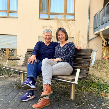 Petra Elpelt und Karin Diefenbach (v.l.) sprechen in einer Selbsthilfegruppe über ihre Krebserkrankung.