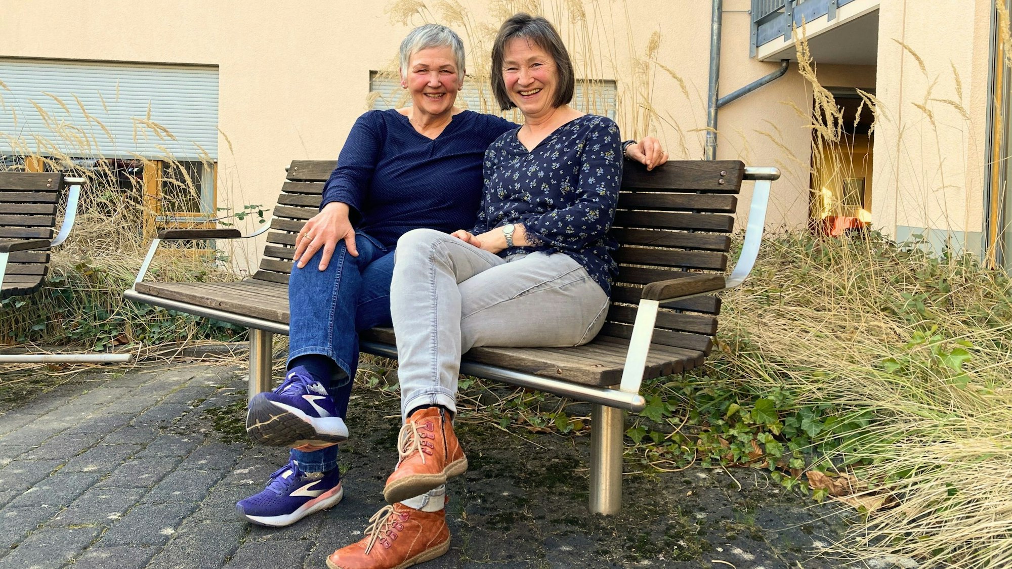 Petra Elpelt und Karin Diefenbach (v.l.) sprechen in einer Selbsthilfegruppe über ihre Krebserkrankung.