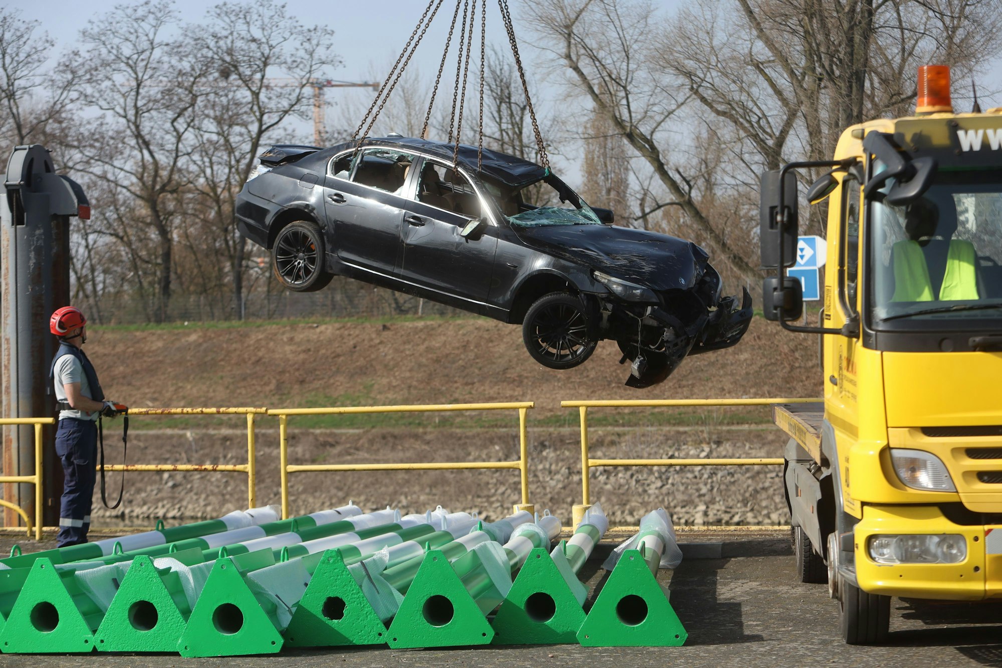 Das Auto, das am späten Samstagabend in den Rhein gestürzt ist, konnte geborgen werden. Im Mülheimer Hafen wurde es vom Schiff geladen.