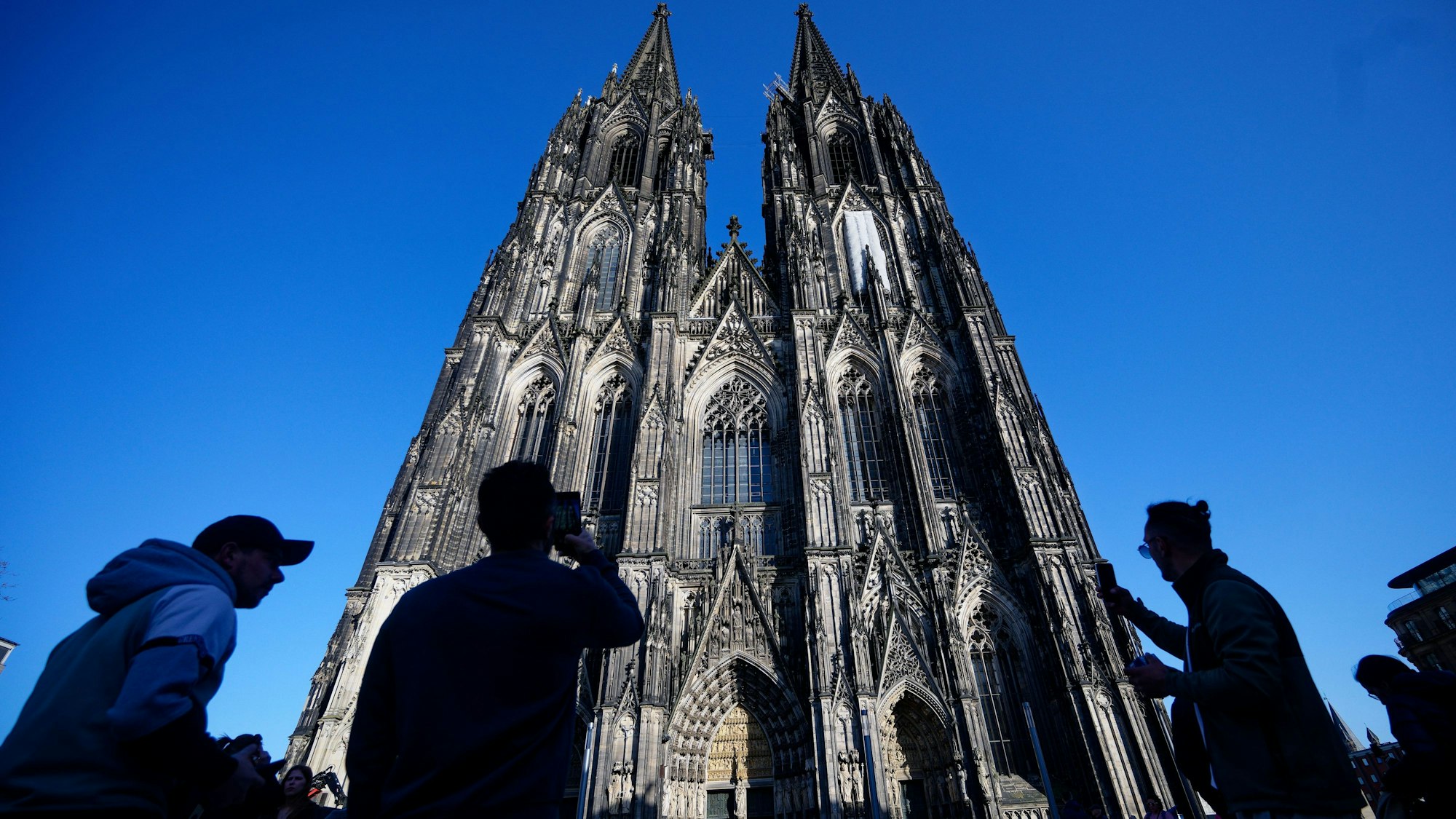 Touristen fotografieren den Kölner Dom, eines der sechs Unesco-Weltkulturerbestätten in NRW.