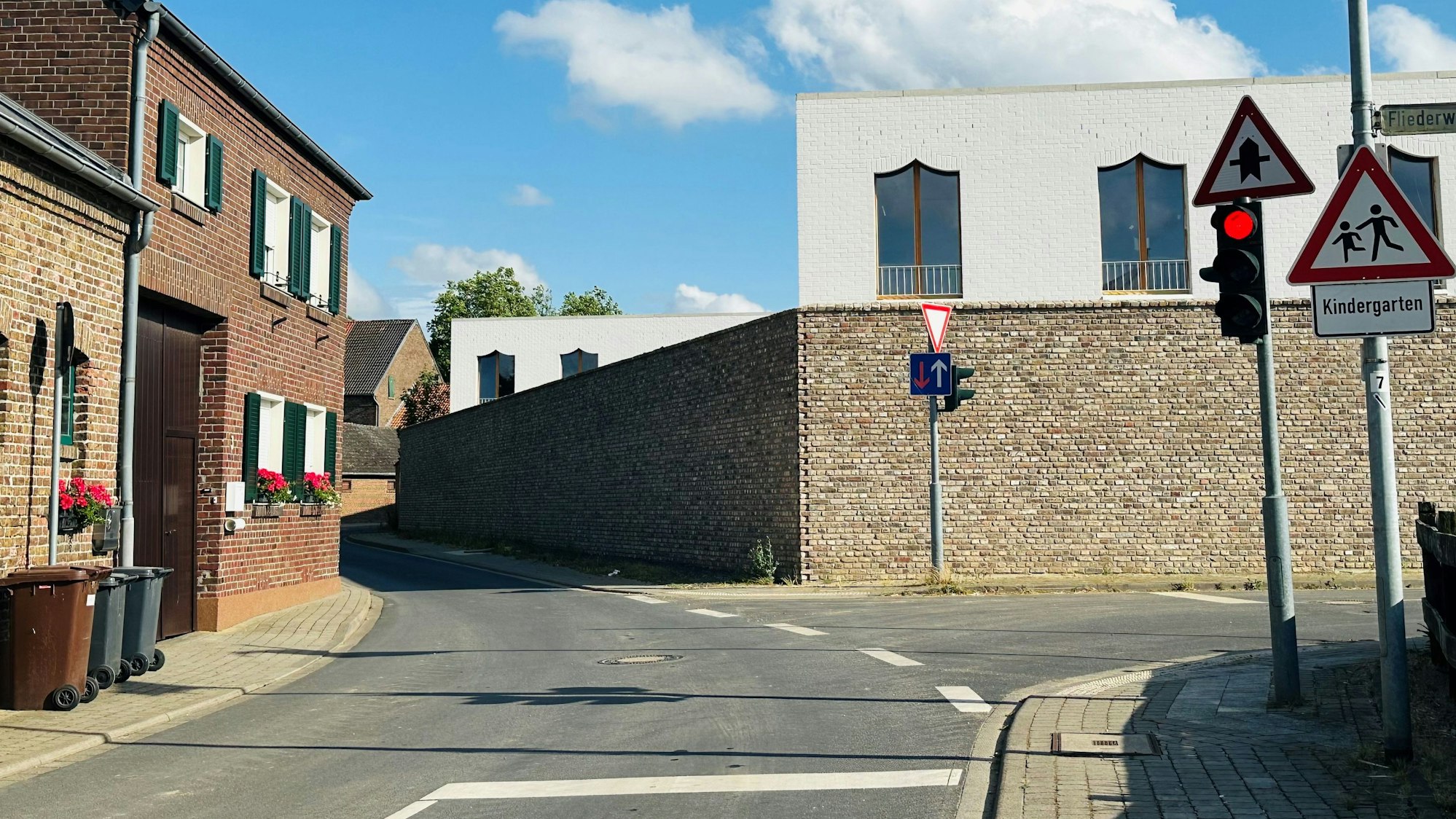 Zu sehen ist eine Engstelle auf Höhe einer Kreuzung.